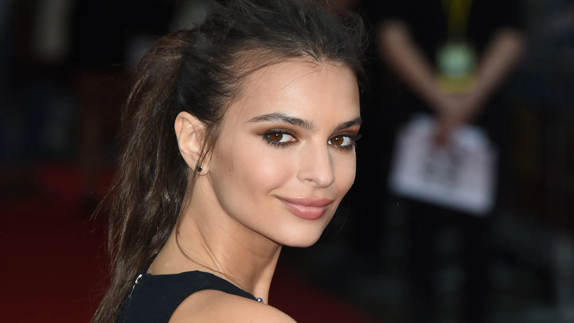 Emily Ratajkowski e Olivia Wilde criticam Katy Perry por ida ao espaço com empresa de Bezos