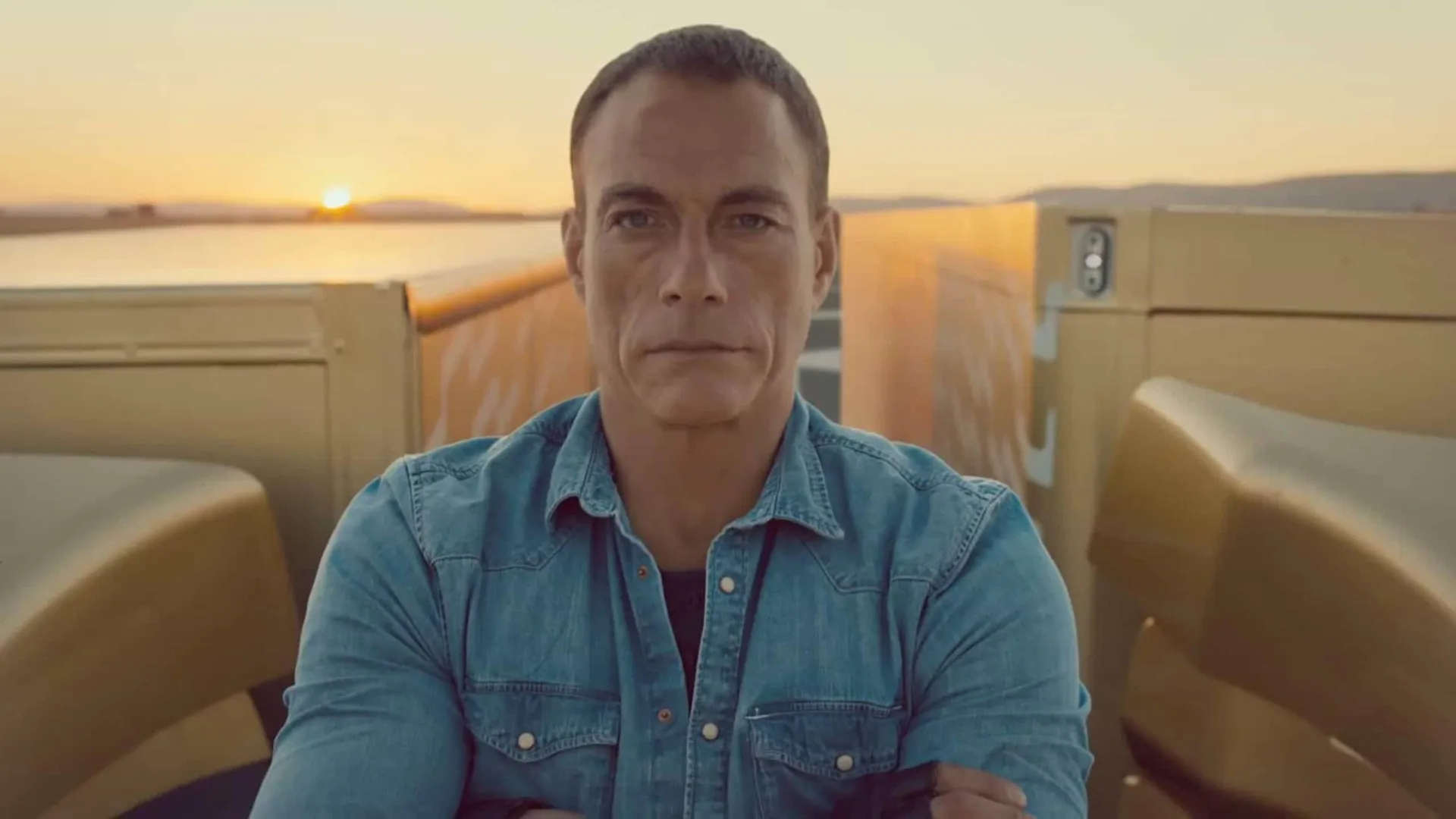 Jean-Claude Van Damme nega relações sexuais com mulheres traficadas