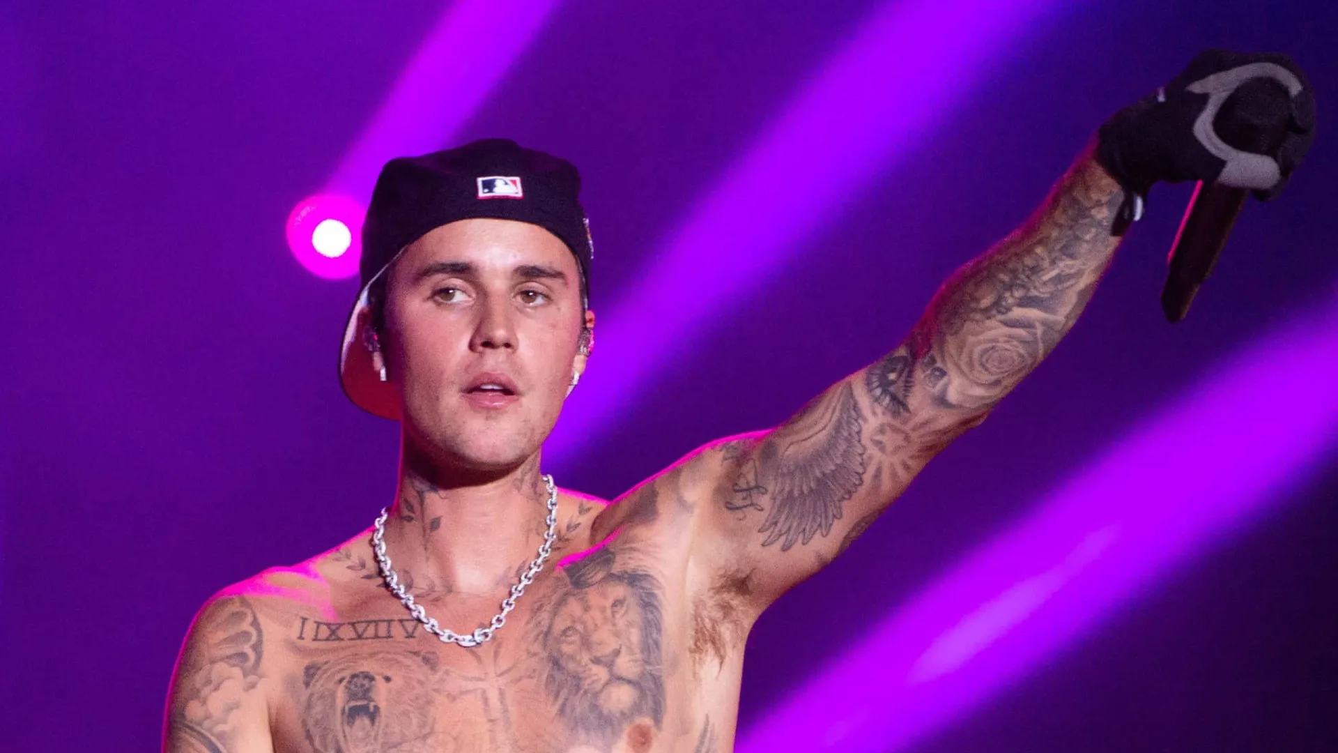 Justin Bieber preocupa fãs após comportamento no Coachella repercutir nas redes sociais
