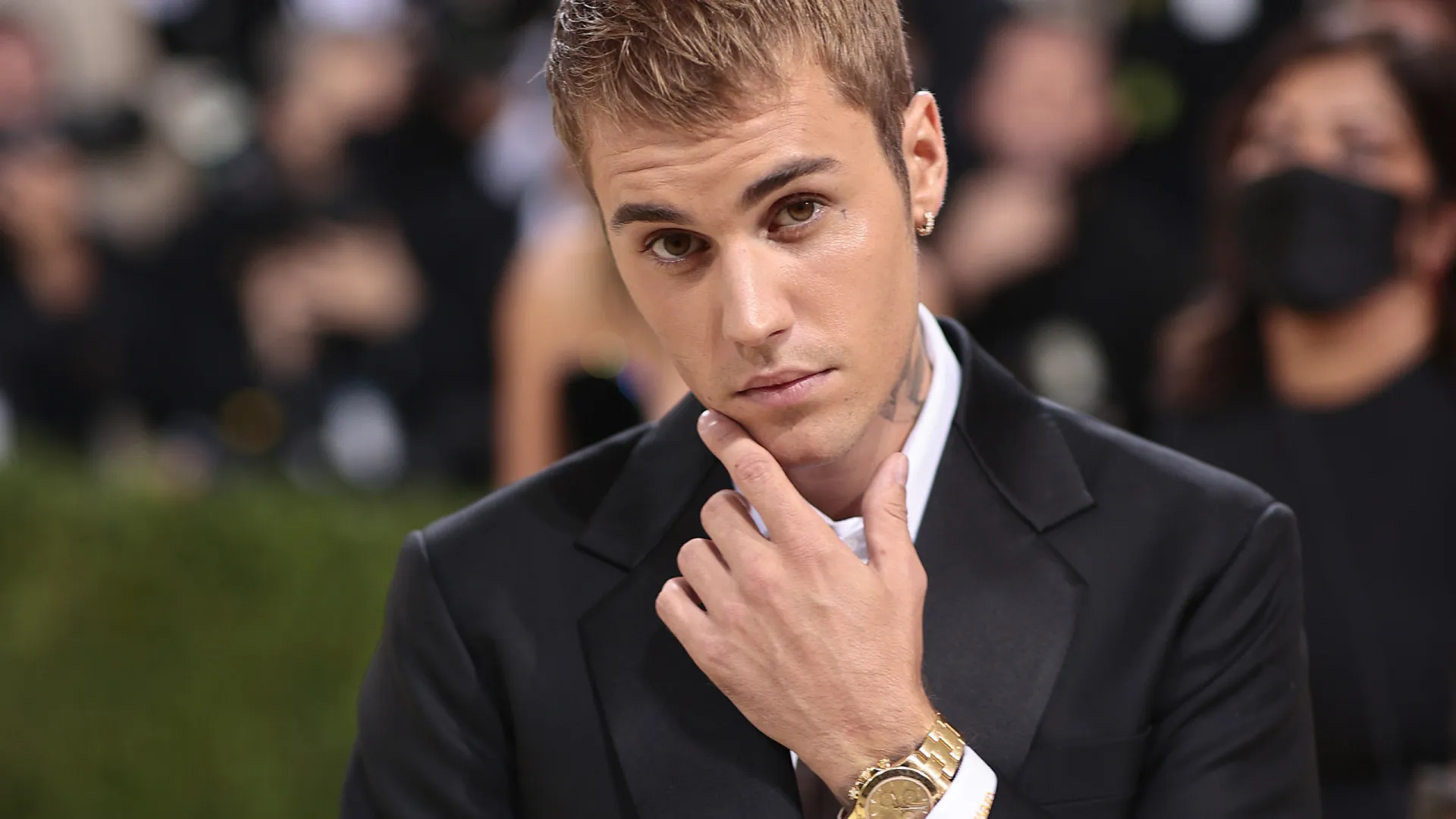 Justin Bieber se irrita com fotógrafos e dispara ofensas