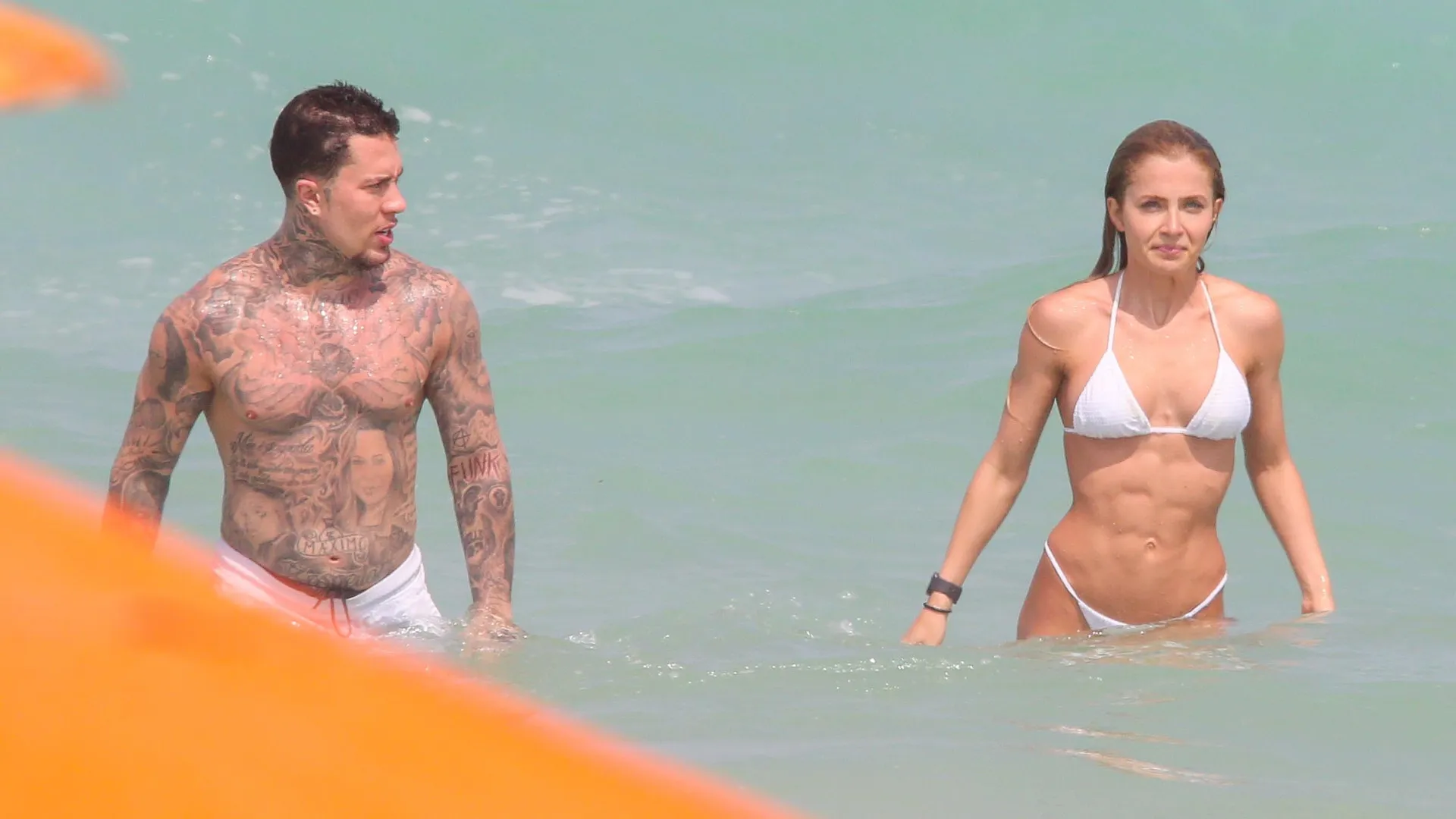 MC Daniel e Jade Picon se encontram em praia do Rio; fotos