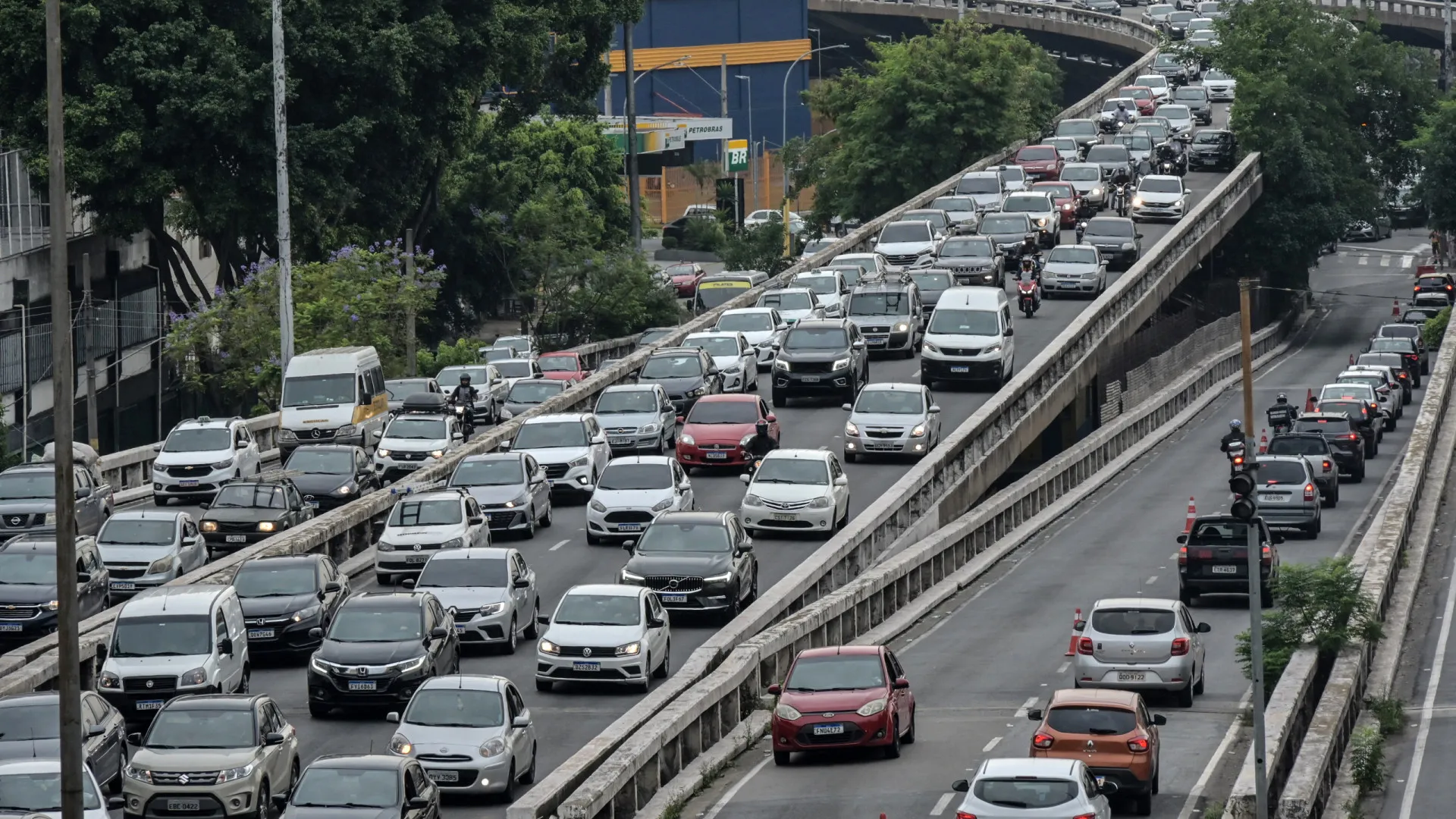 Motoristas enfrentam congestionamentos na volta a São Paulo nesta segunda (21)