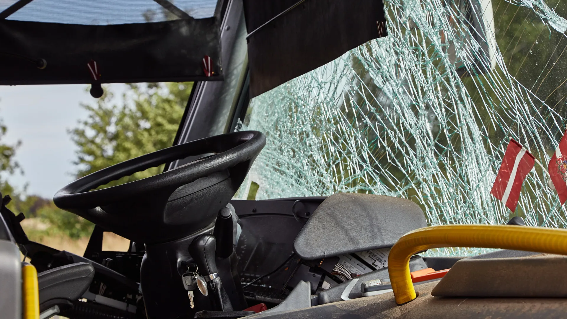 Ônibus tomba com 50 passageiros e deixa 10 mortos em Minas Gerais