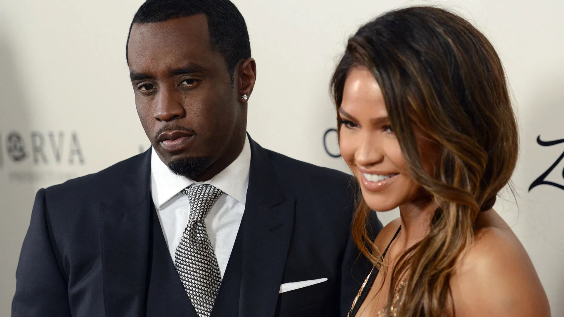 Cassie Ventura, ex-namorada de Diddy, afirma que foi espancada em meio a orgia