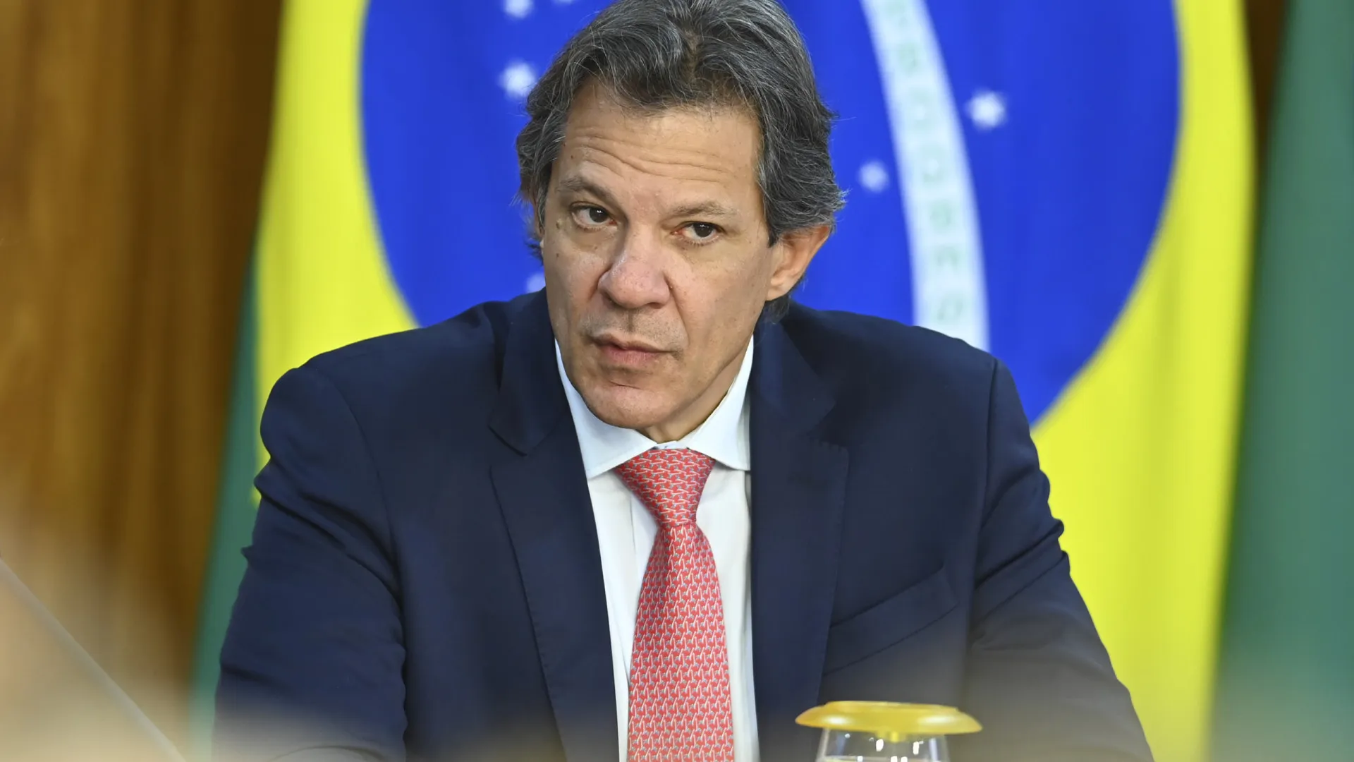 Haddad se emociona em evento com Lula e fala em ‘dia de apagar sofrimento’