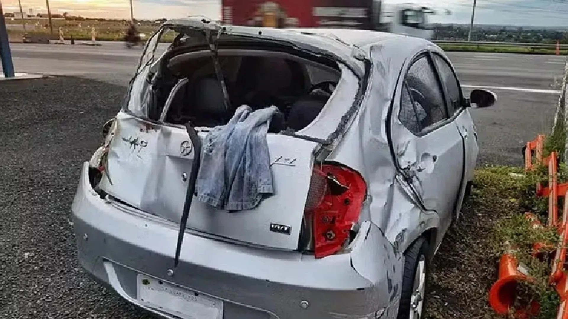 Homem ajuda vítima de capotamento e tem veículo furtado por motorista que socorria