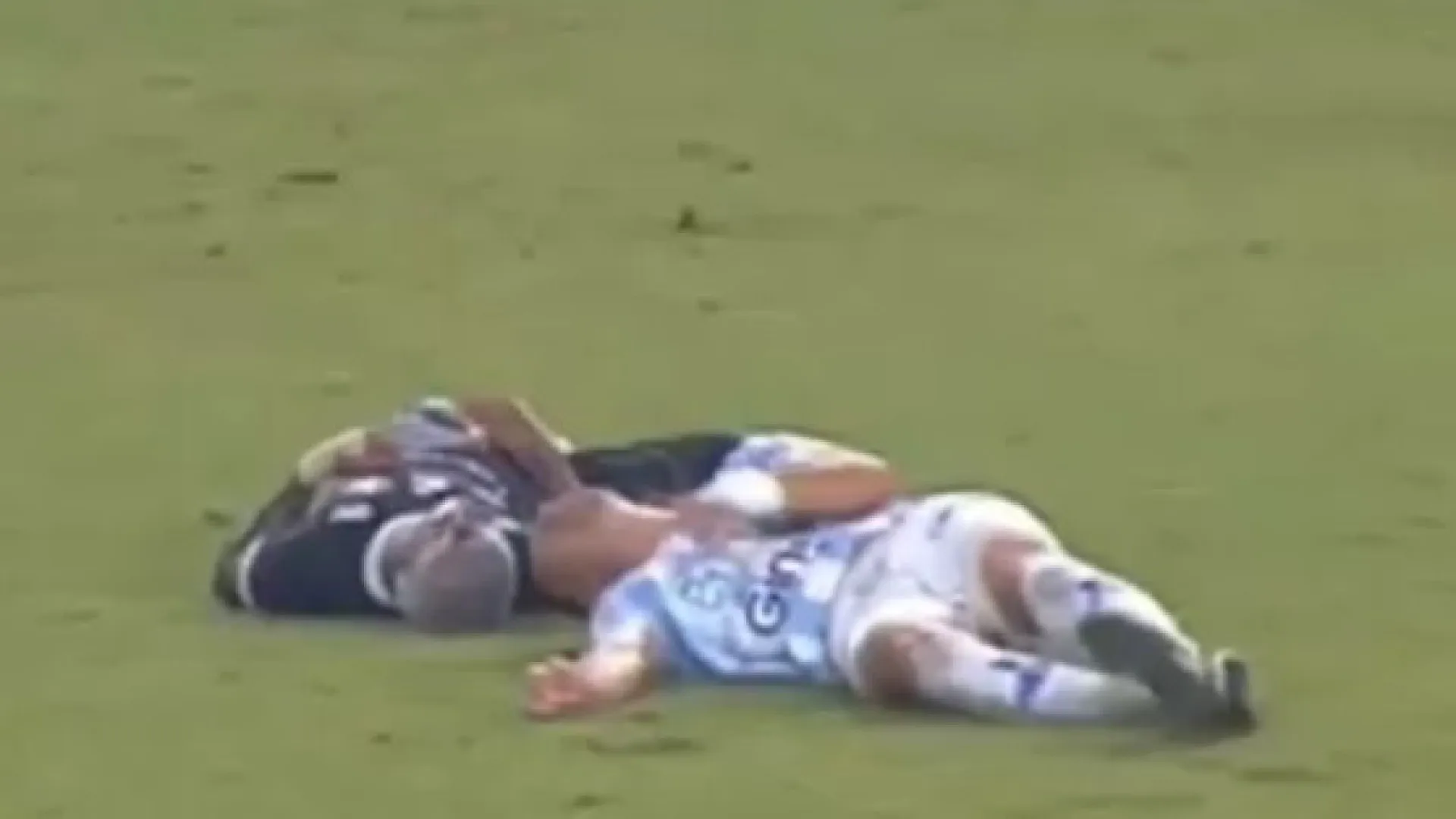Jogador ficará na UTI por tempo indeterminado após choque; vídeo