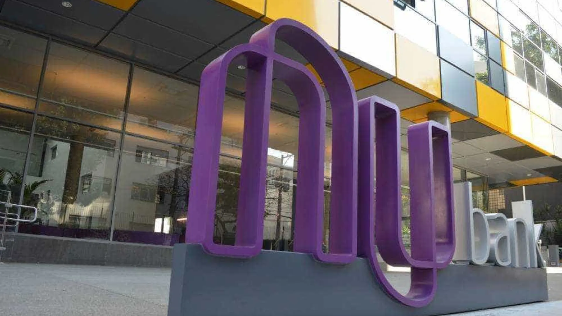 Justiça condena Nubank a indenizar ex-funcionário por foto simulando nudez
