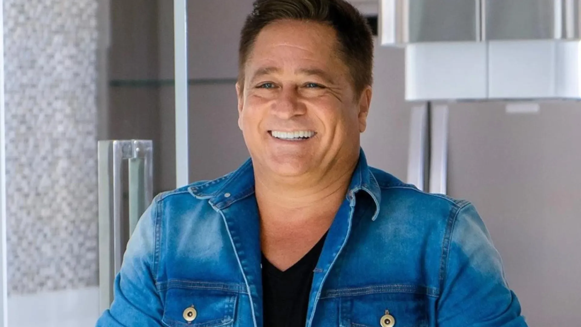 Leonardo não sabe letra de 'Pense de Mim' de cor