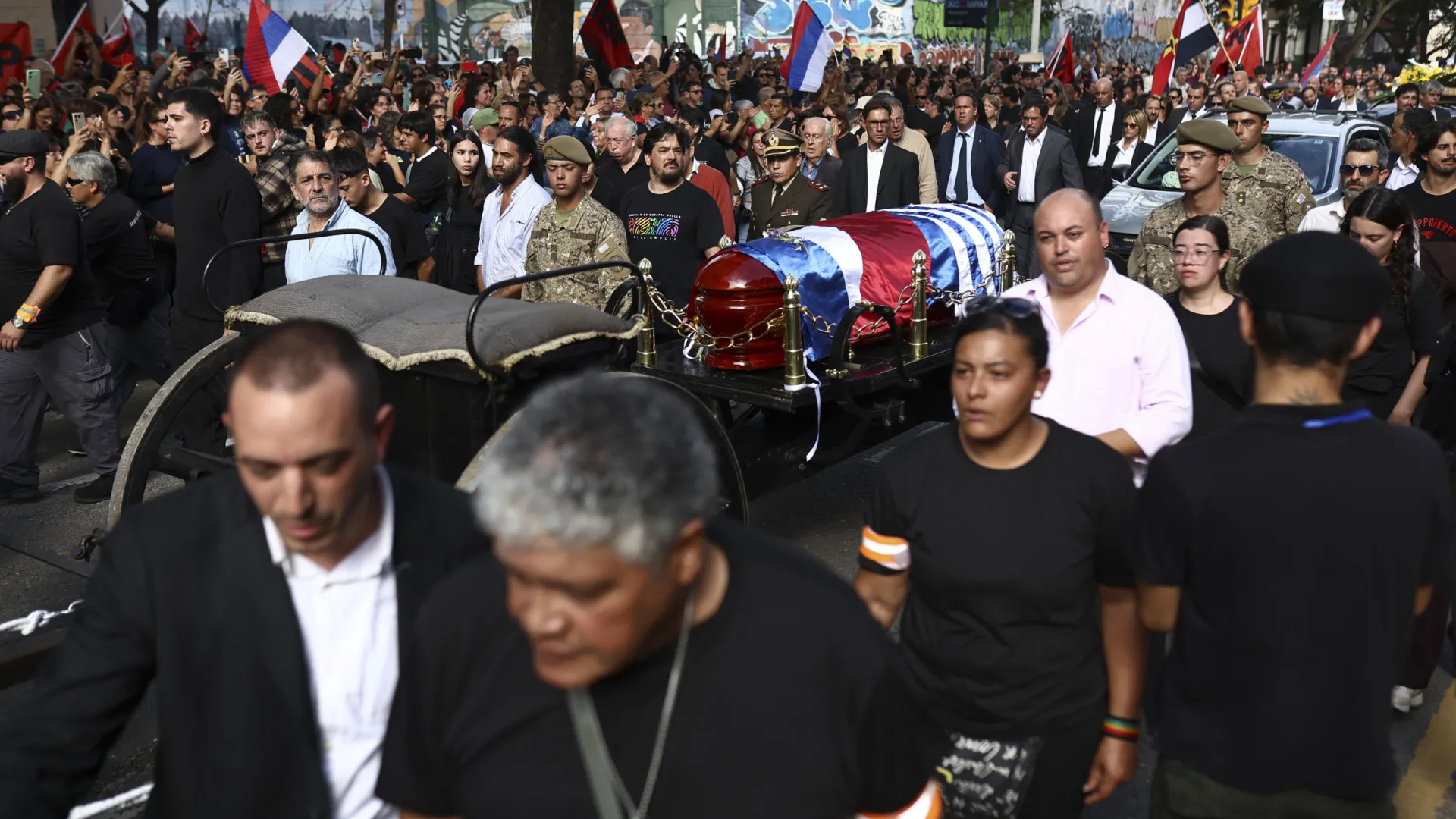 Mais de 40 mil pessoas no 1.º dia velório de 'Pepe' Mujica; veja