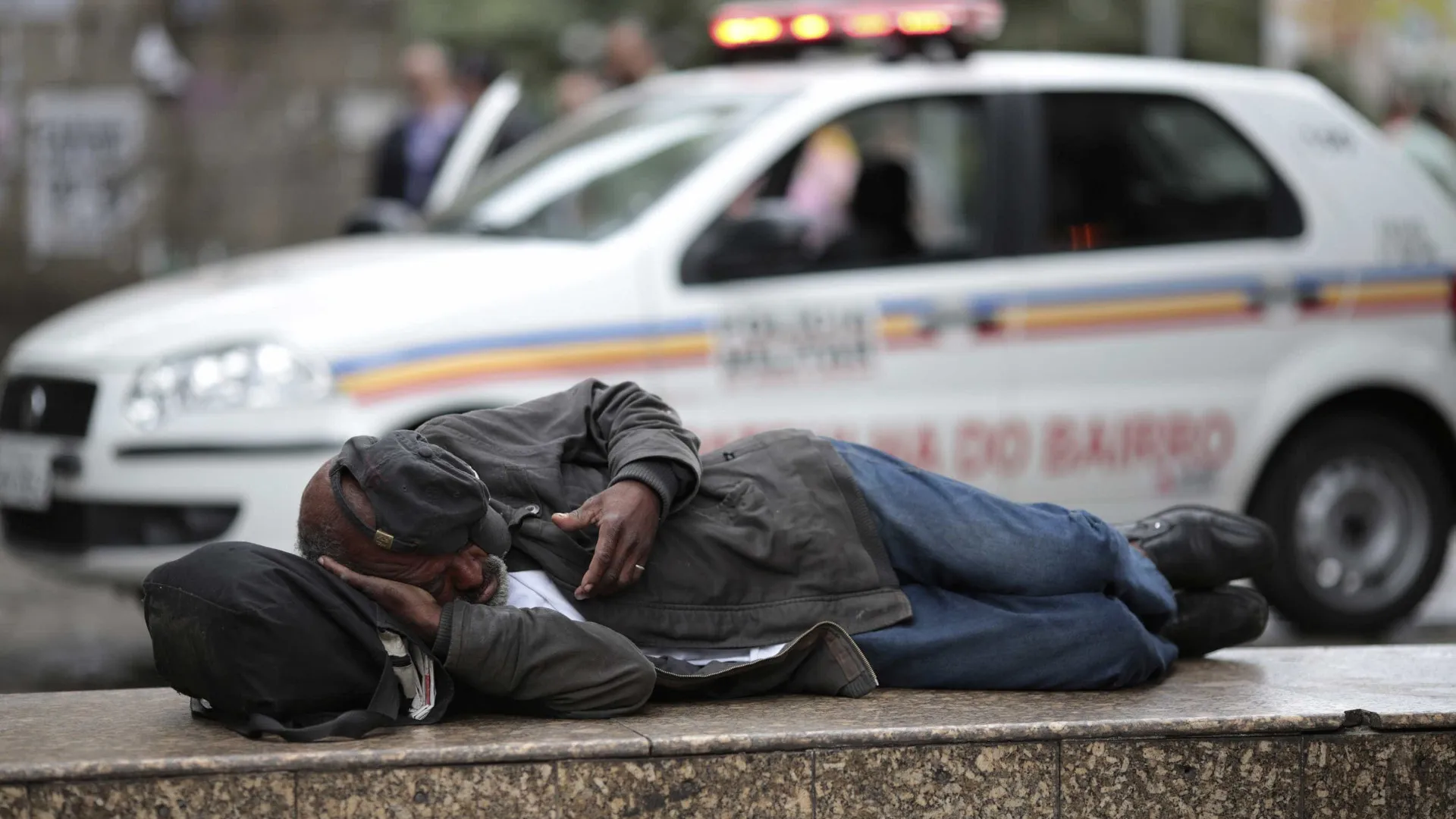 Pobreza cai em 2024, mas em ritmo menor devido à restrição fiscal, diz Banco Mundial