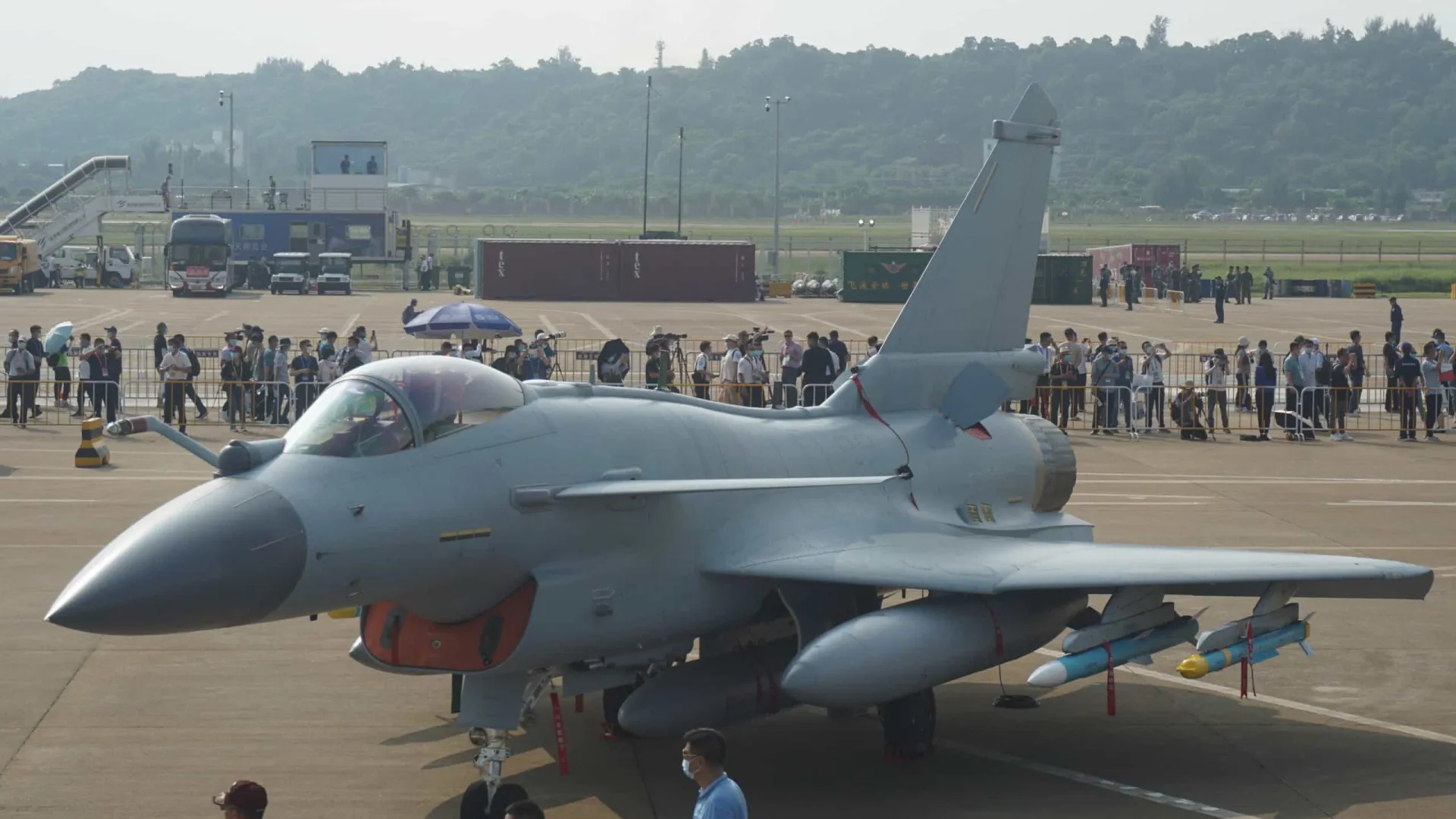 Saiba como é o caça chinês que derrubou aeronaves na Caxemira
