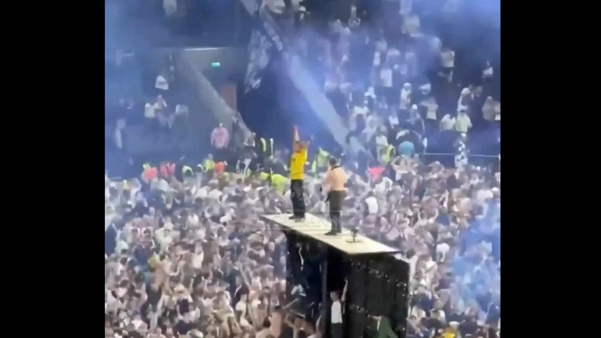 Torcedores invadem campo e sobem em telão após título do Tottenham; veja