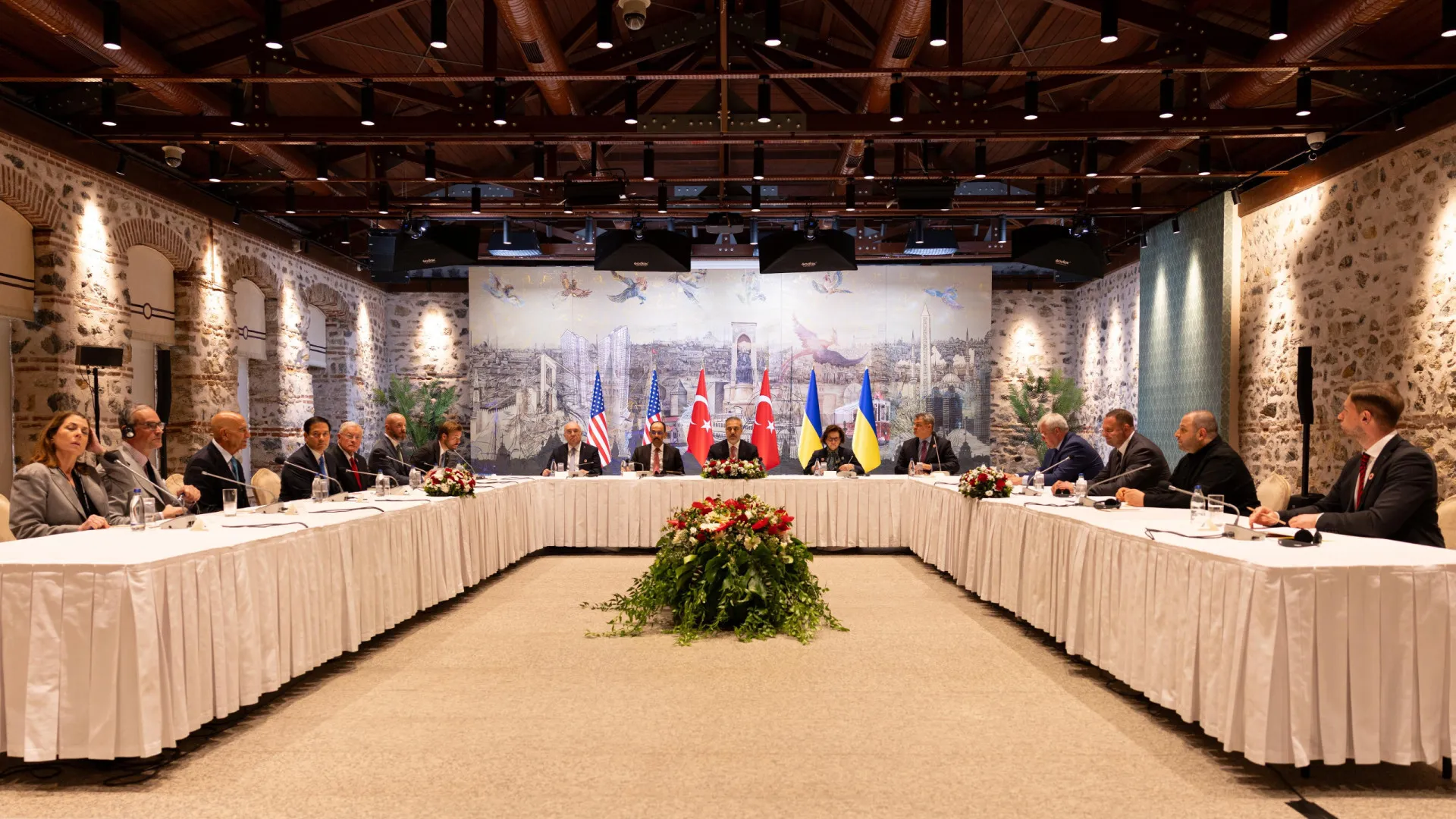 Ucrânia, EUA e Turquia se reúnem em Istambul por acordo de paz