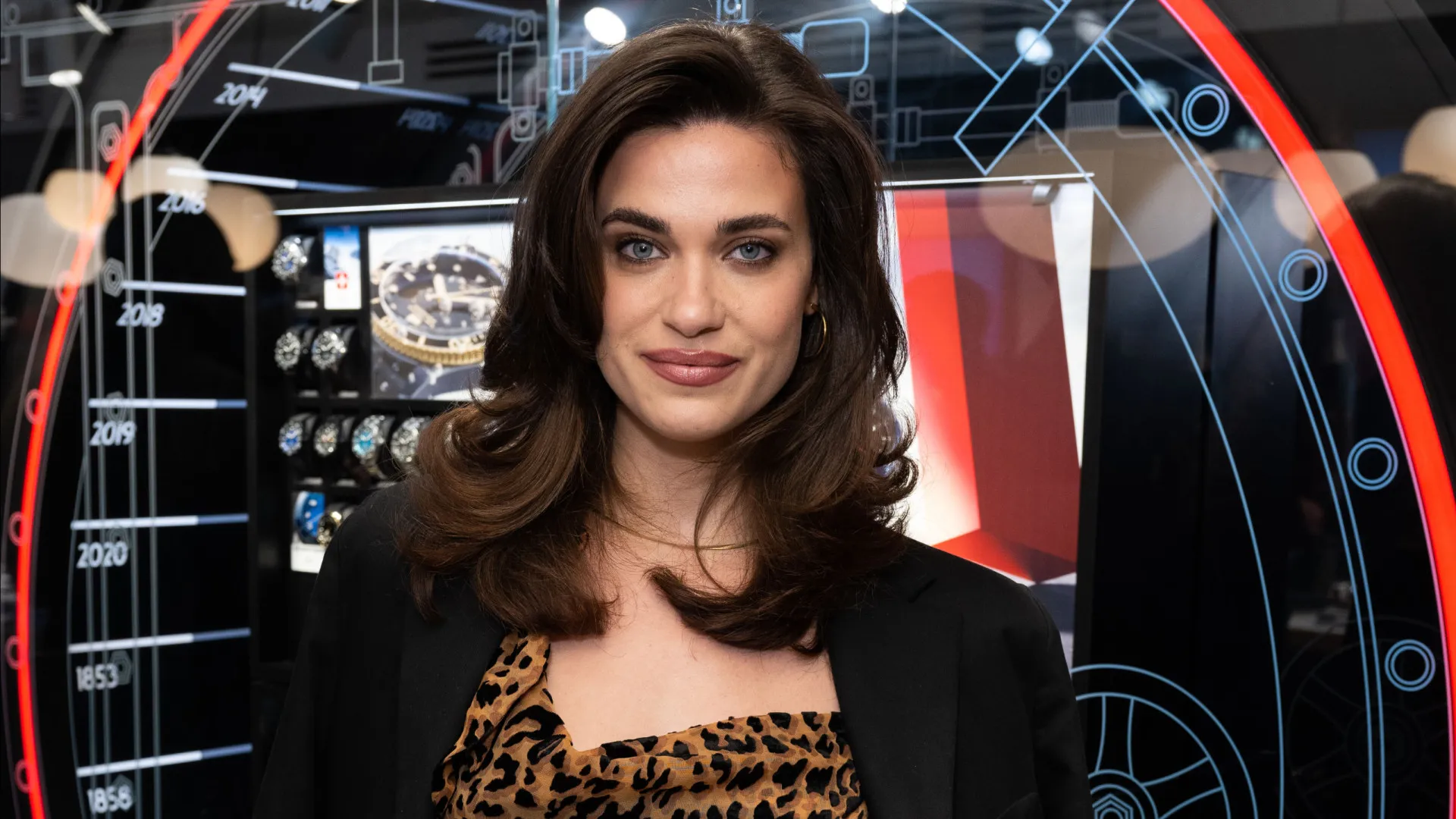 Atriz de ‘Bridgerton’ enfrenta ladrões e reage com agressões: ‘Foi instintivo’