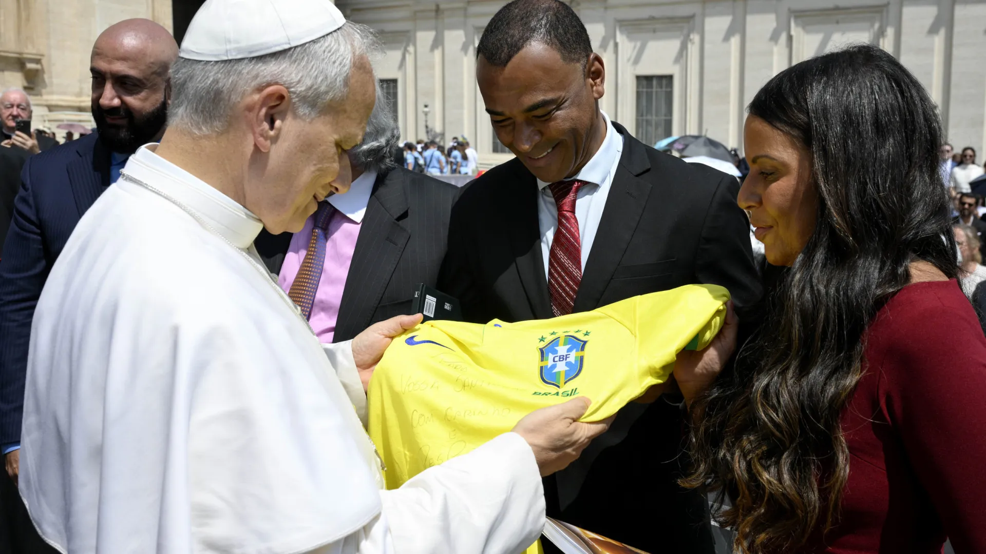 Cafu entrega camisa da Seleção ao papa Leão 14 em encontro no Vaticano