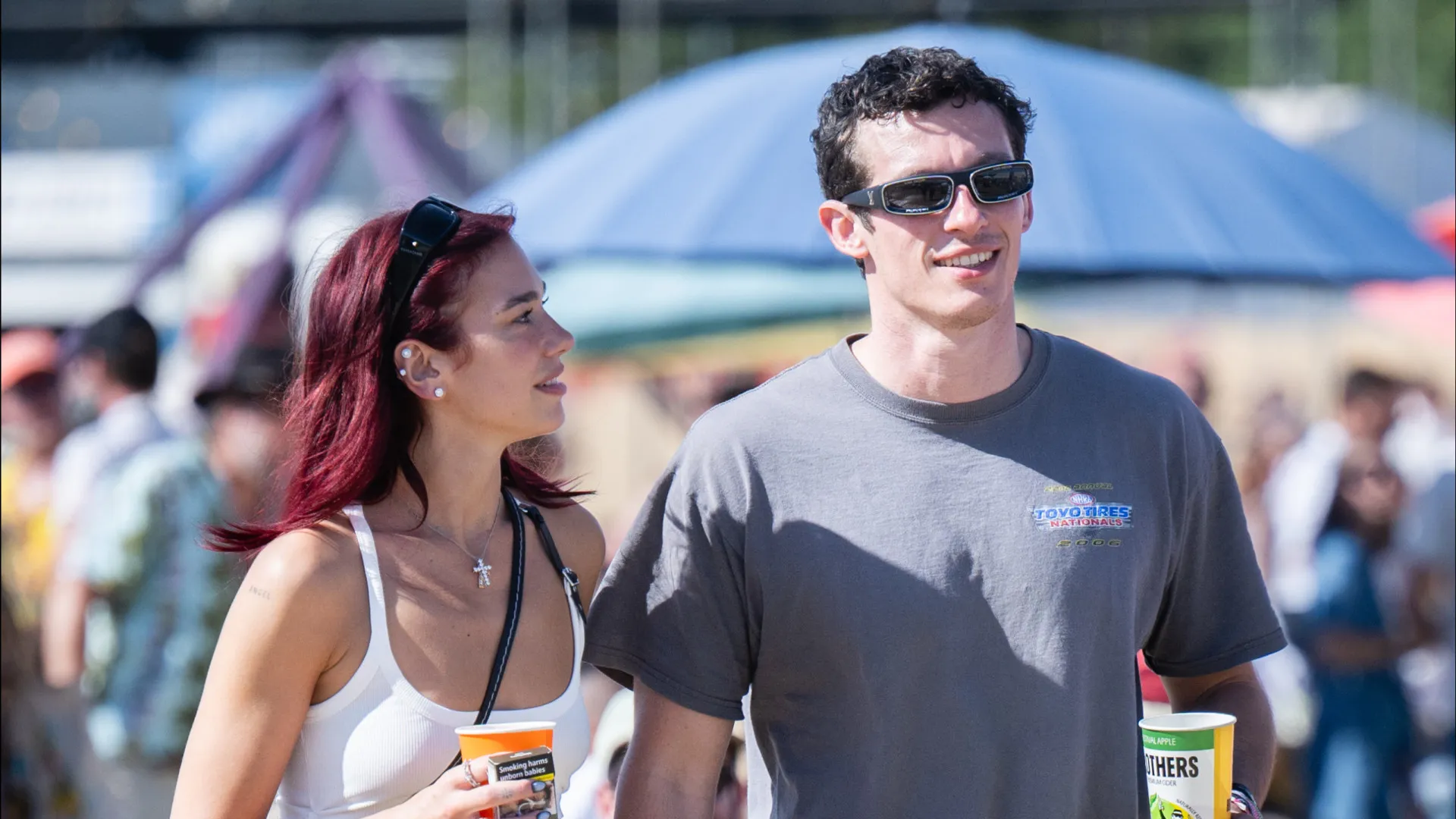 Dua Lipa confirma noivado com Callum Turner