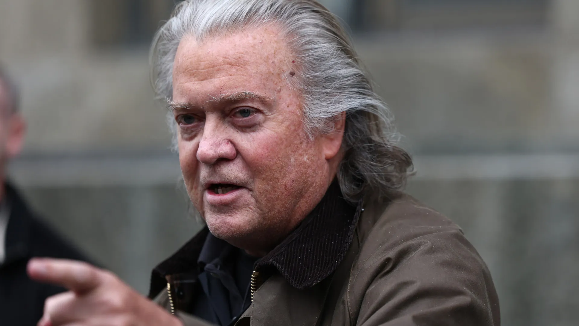 Ex-conselheiro de Trump pede que Musk seja "deportado imediatamente"