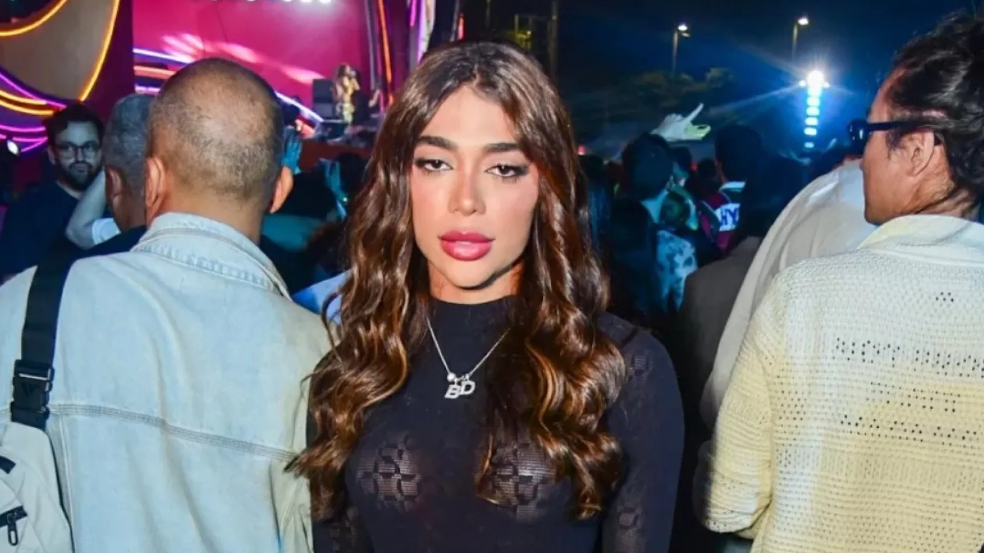 Flash faz irmã de Gabigol mostrar demais em vestido preto transparente