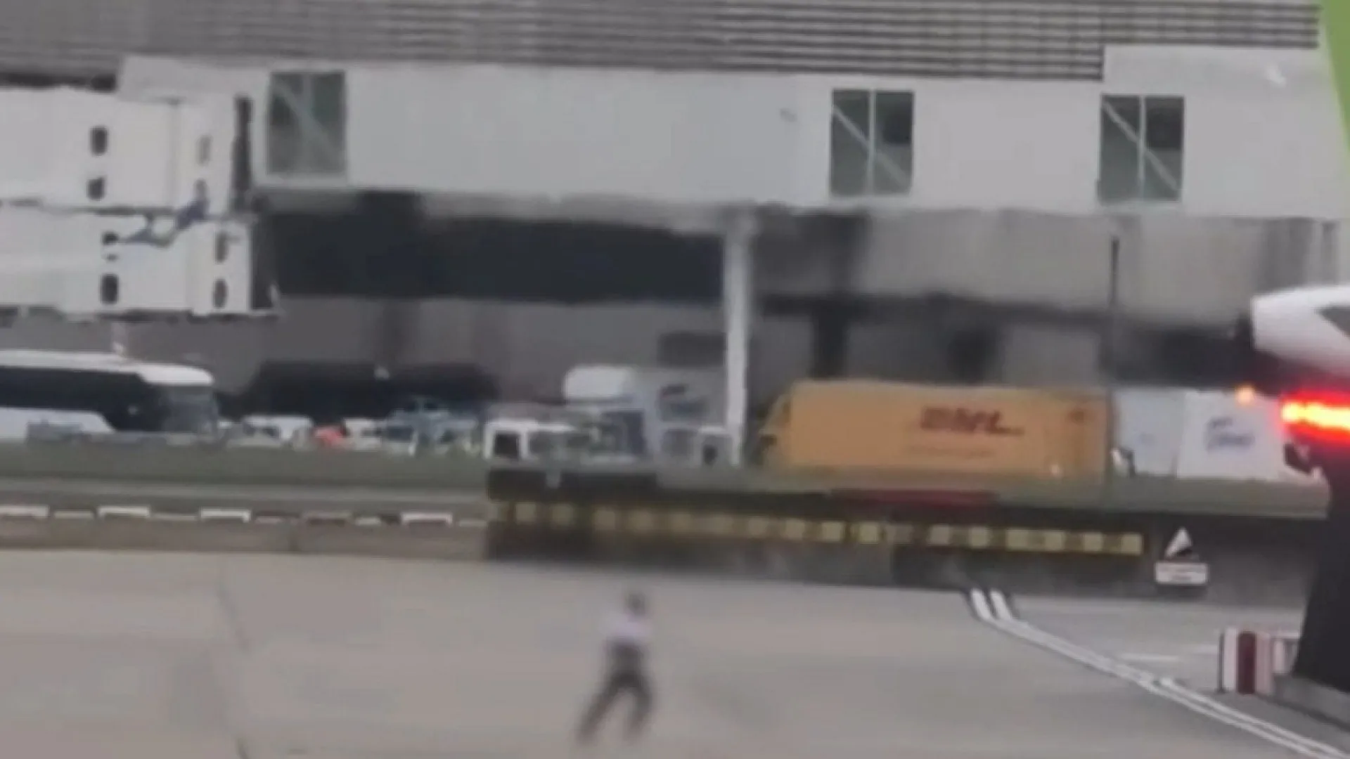 Homem tenta fugir do aeroporto de Heathrow para não ser deportado