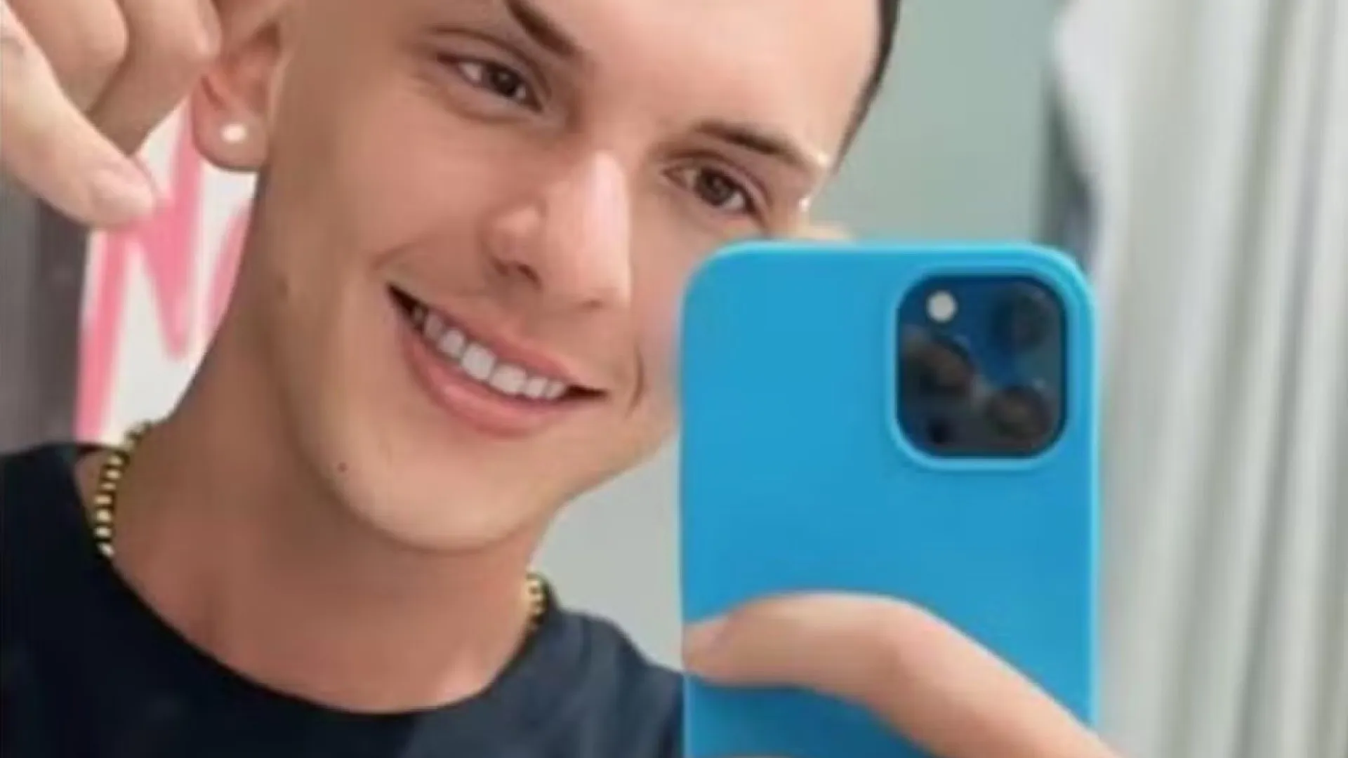 Influenciador morre atropelado após cair da garupa de moto, aos 27 anos