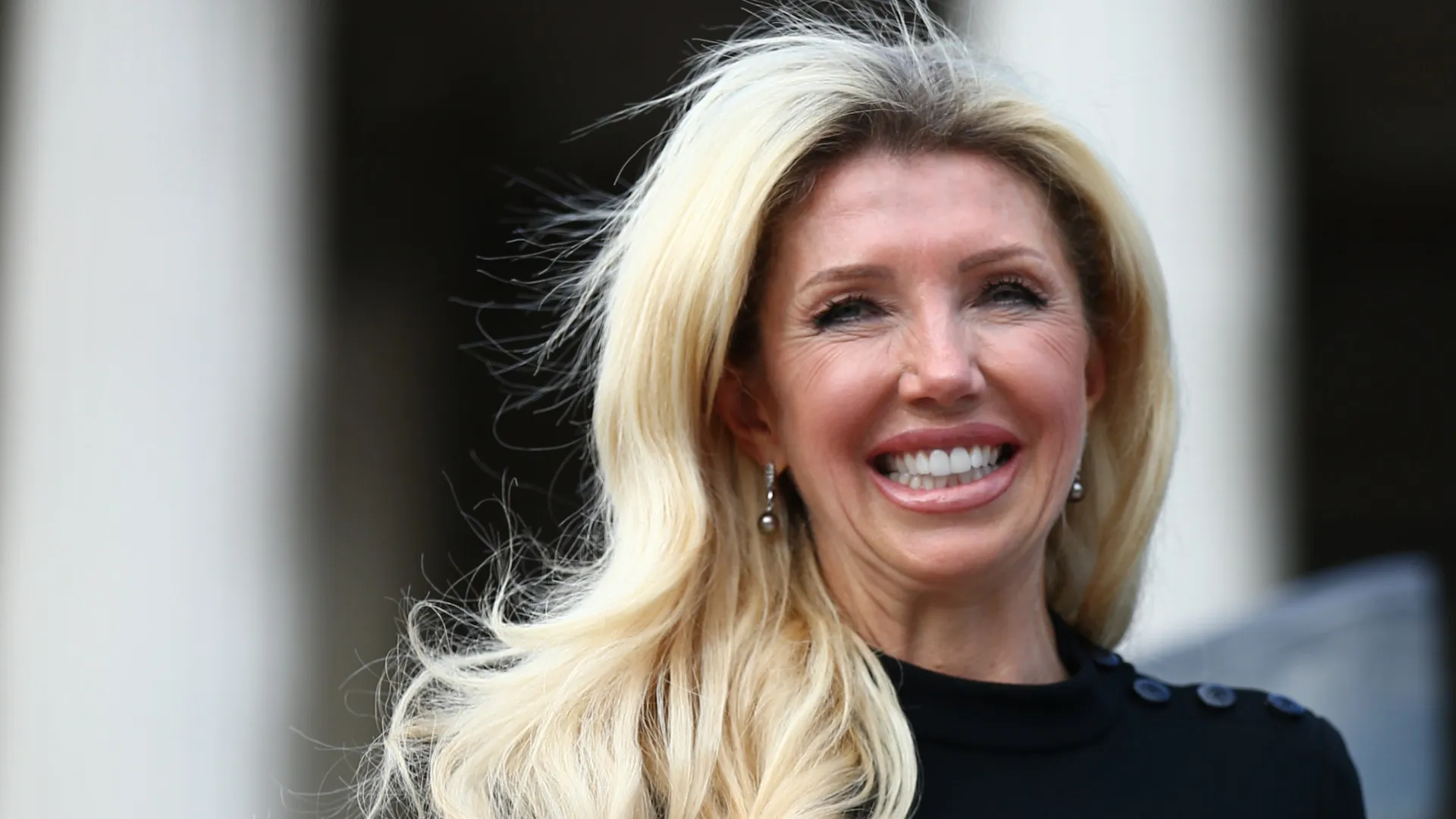 Mãe é acusada de matar filha com câncer devido a "teorias da conspiração"