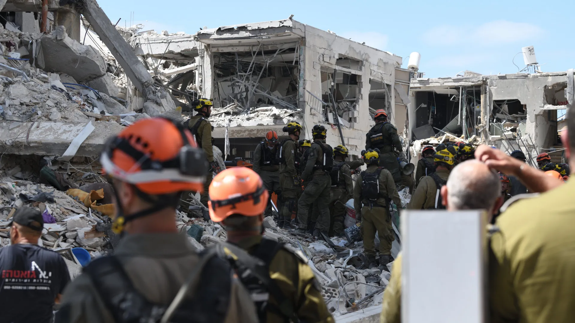 'Morte lenta ou vida em bunkers', diz exército iraniano após atacar Israel novamente