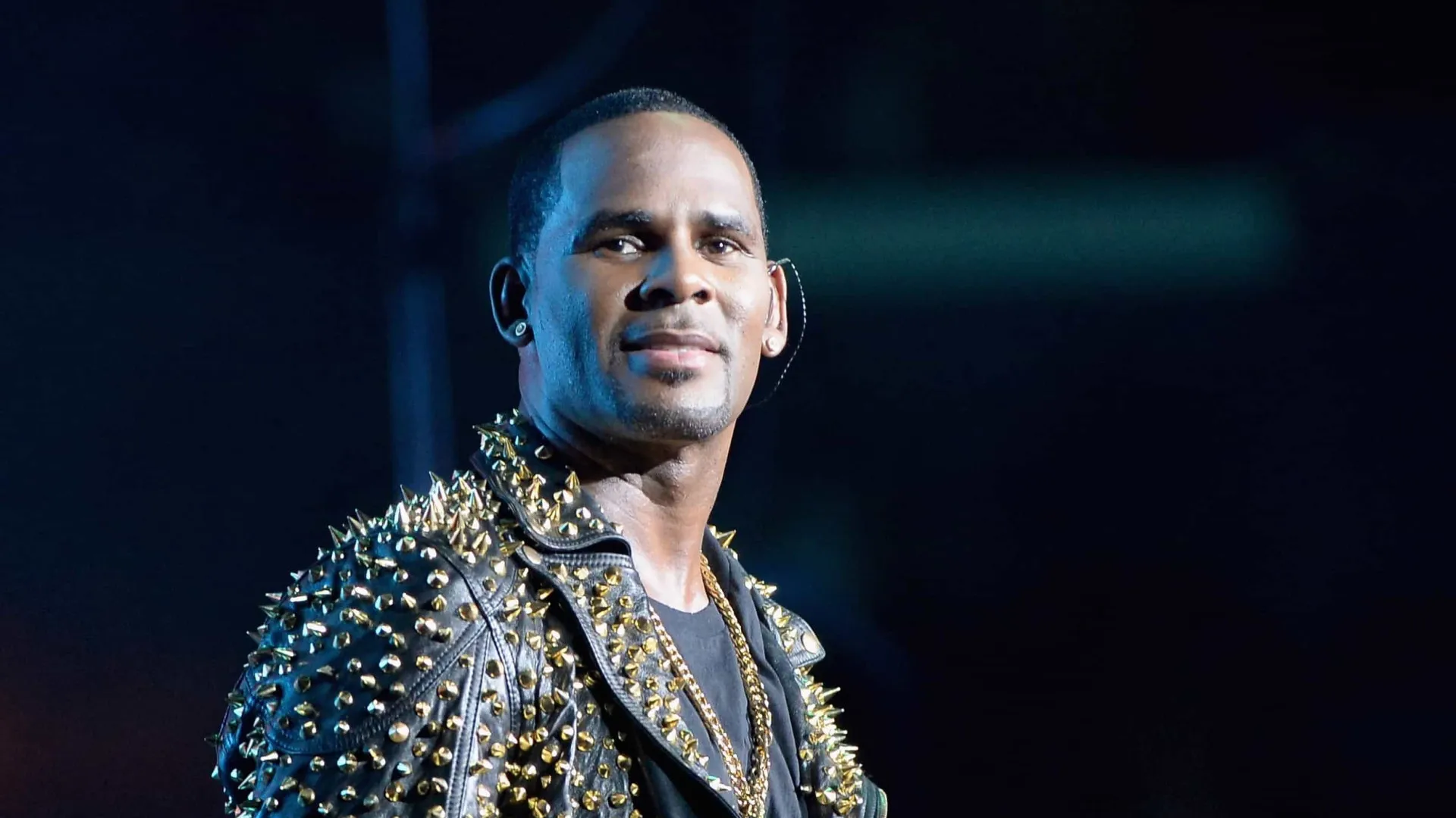 Rapper R. Kelly solicita transferência de prisão após suposta ameaça à sua vida