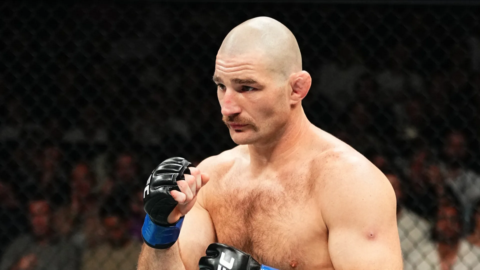 Sean Strickland invade cage e agride lutador após provocação; vídeo