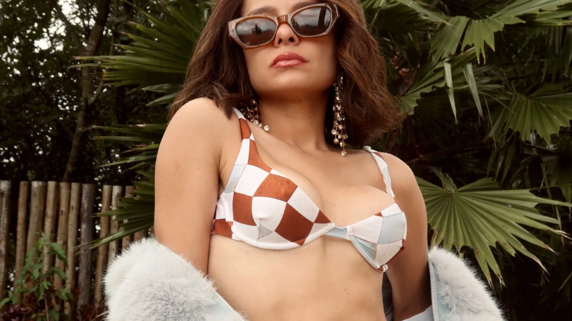 Segurança tenta tirar pai de Maiara de área VIP e leva bronca da cantora