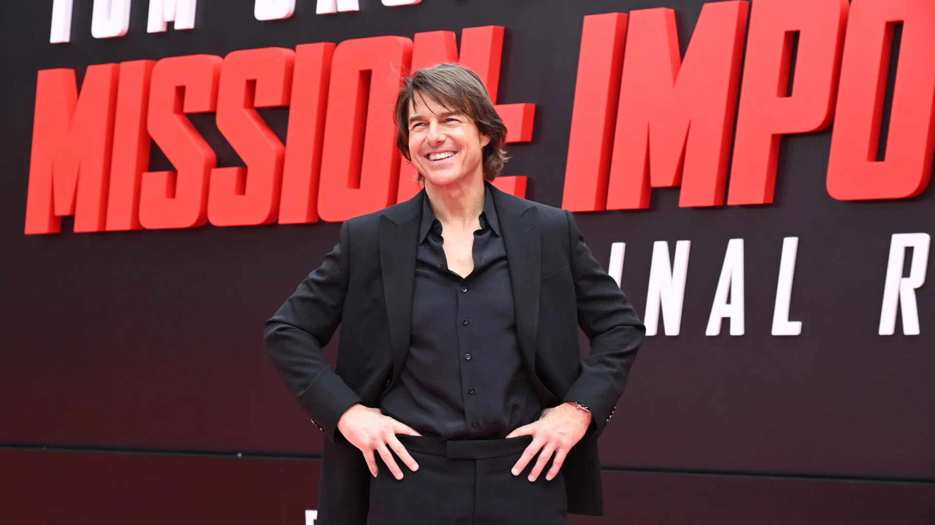 Tom Cruise bate recorde do Guinness por saltos de paraquedas em chamas