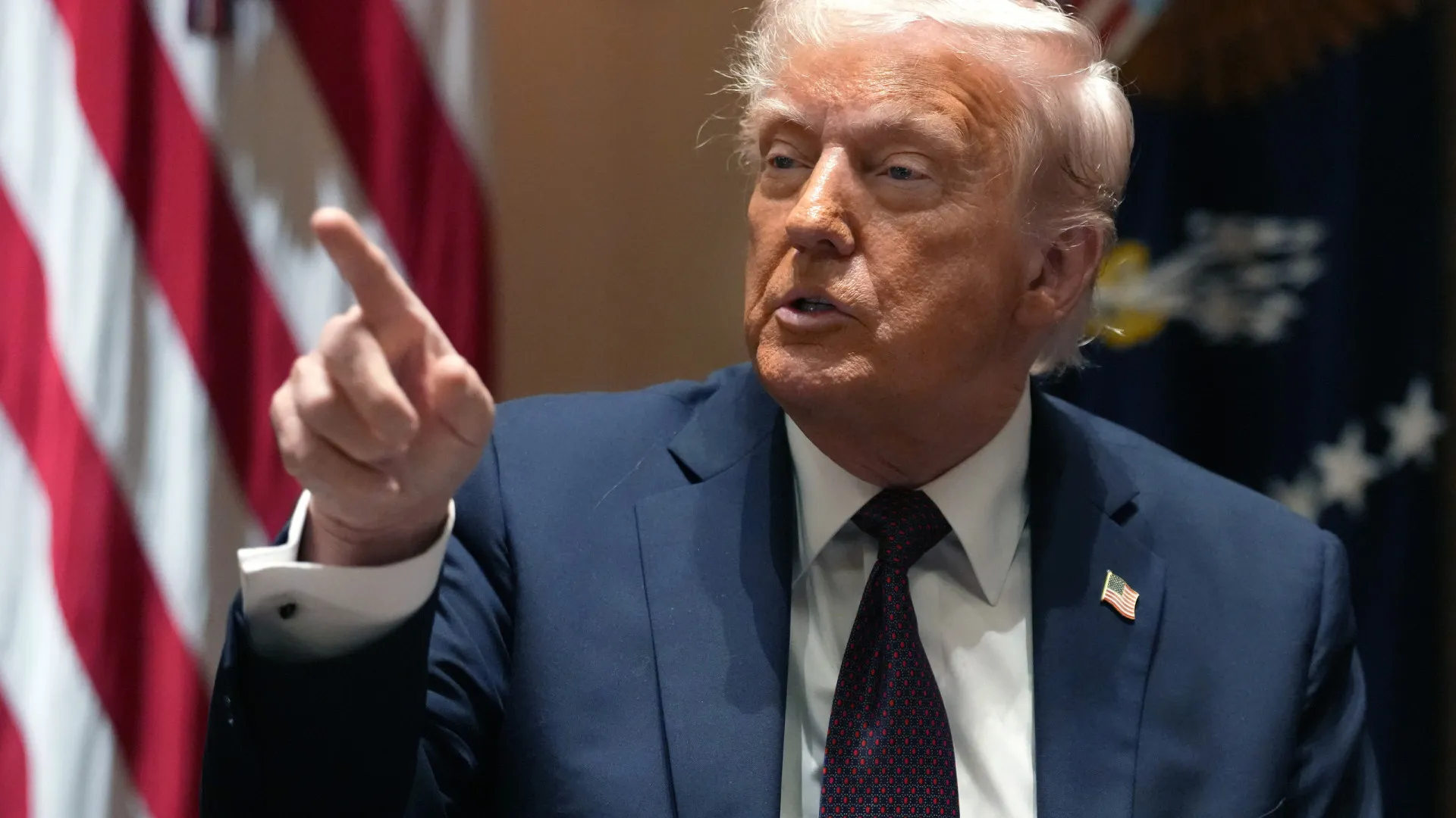 Trump ameaça Irã com 'toda a força'; ataques deixam dez mortos em Israel