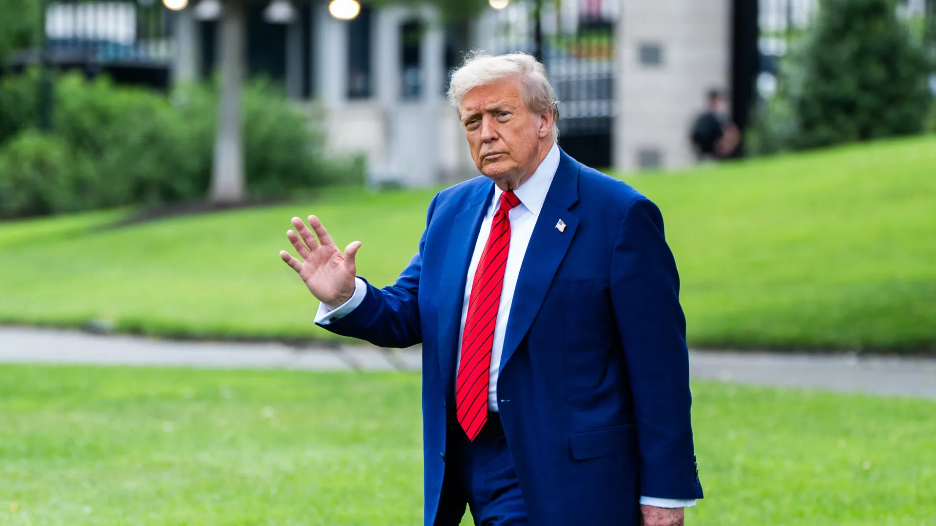 Apoio político de Trump se torna ‘desgraça’ para aliados estrangeiros