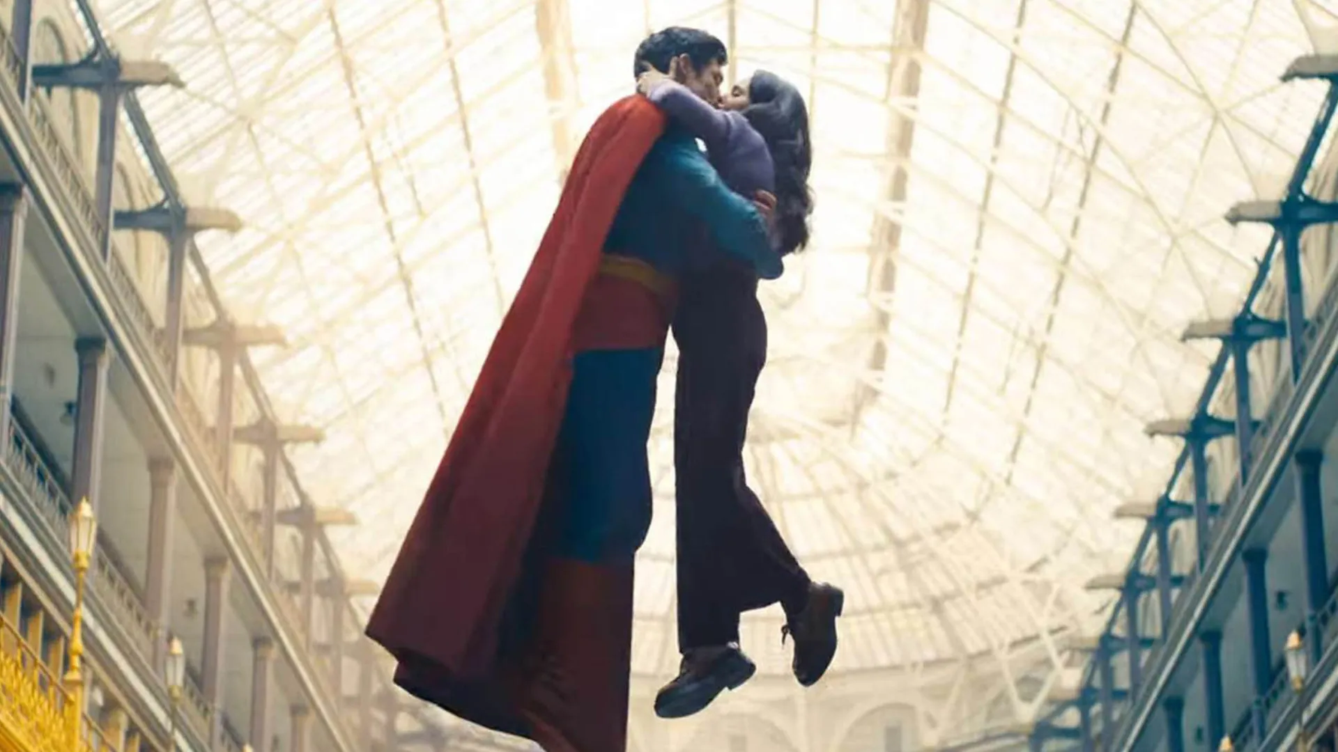 CENSURADO: país corta cenas de beijos de ‘Superman’