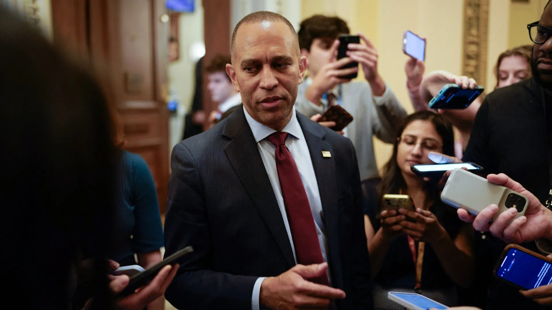 Deputado americano bate recorde ao discursar por quase 9 horas para atrasar projeto de Trump