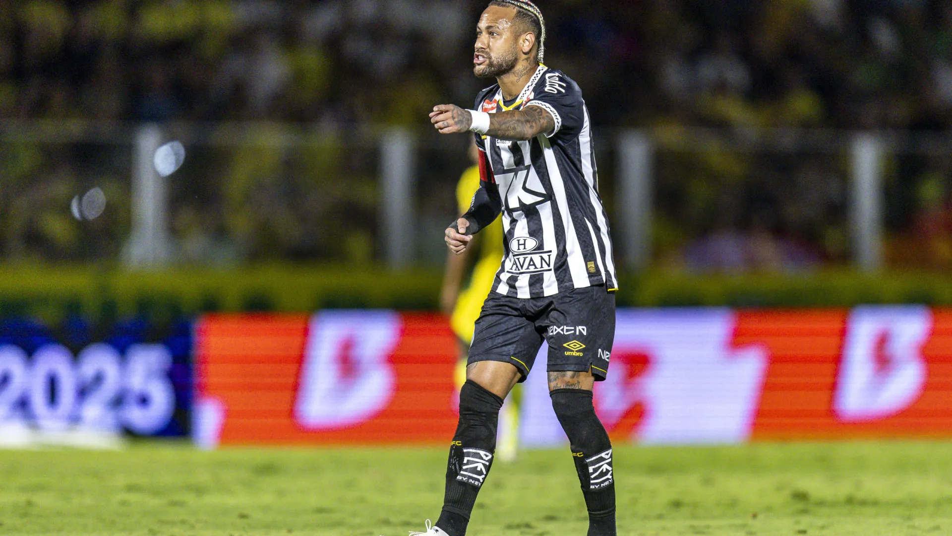 Discussão premeditada com torcedor mostra Neymar mais irritado que o normal