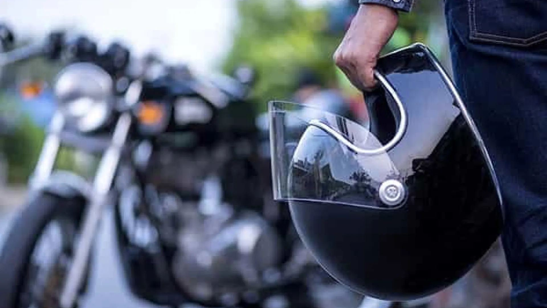 Estudo mostra que ainda não é possível dizer se faixa azul reduz morte de motociclistas