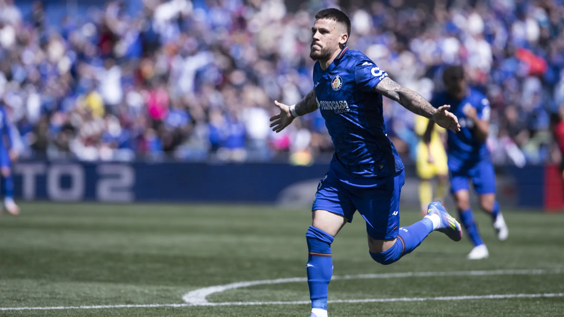 Ex-Barcelona é internado após mordida de cachorro na região genital