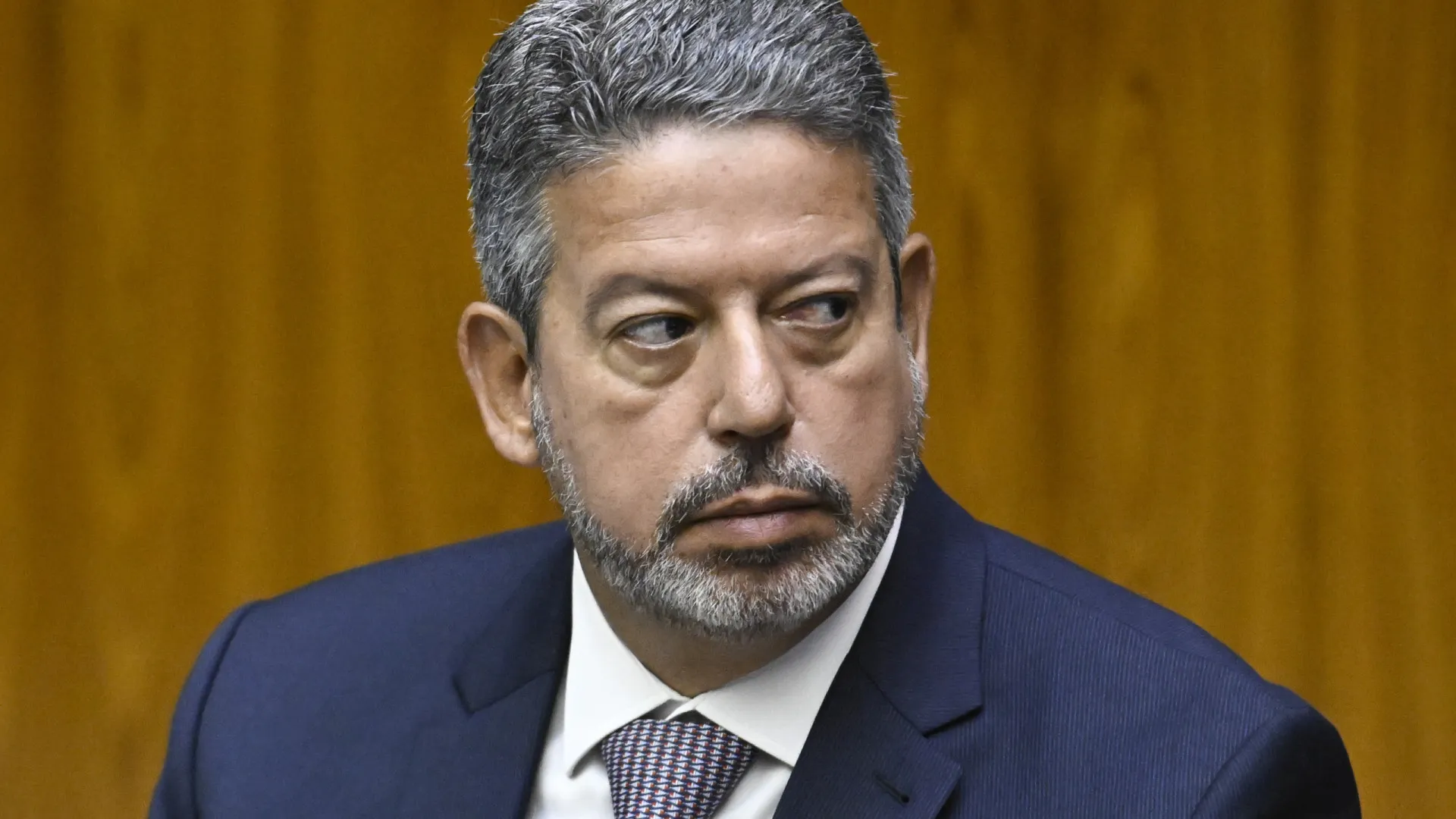 Lira avalia reduzir alíquota para a alta renda em projeto sobre IR