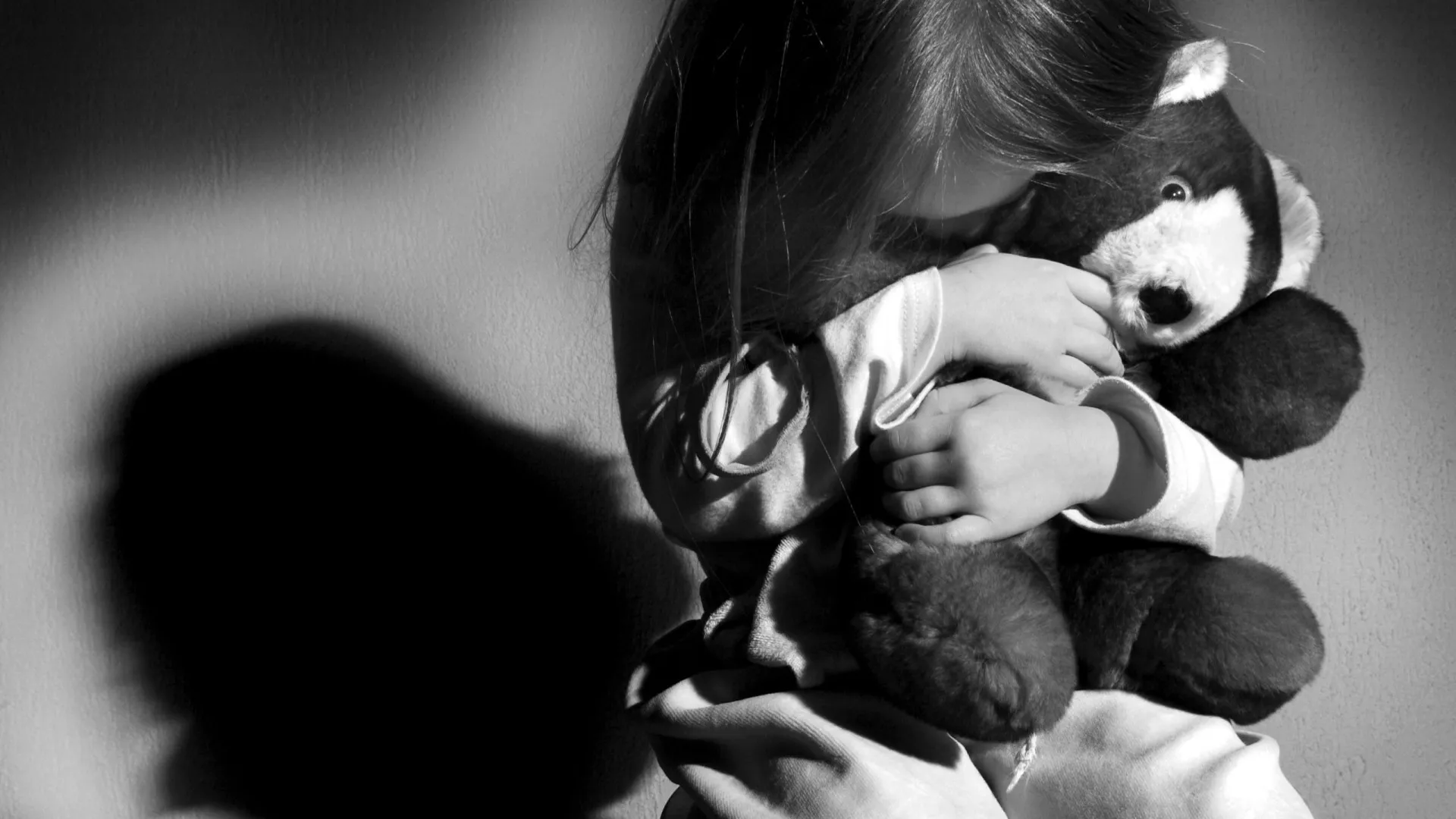 Mãe dopa, asfixia e esfaqueia filha de 7 anos em MG, diz Polícia