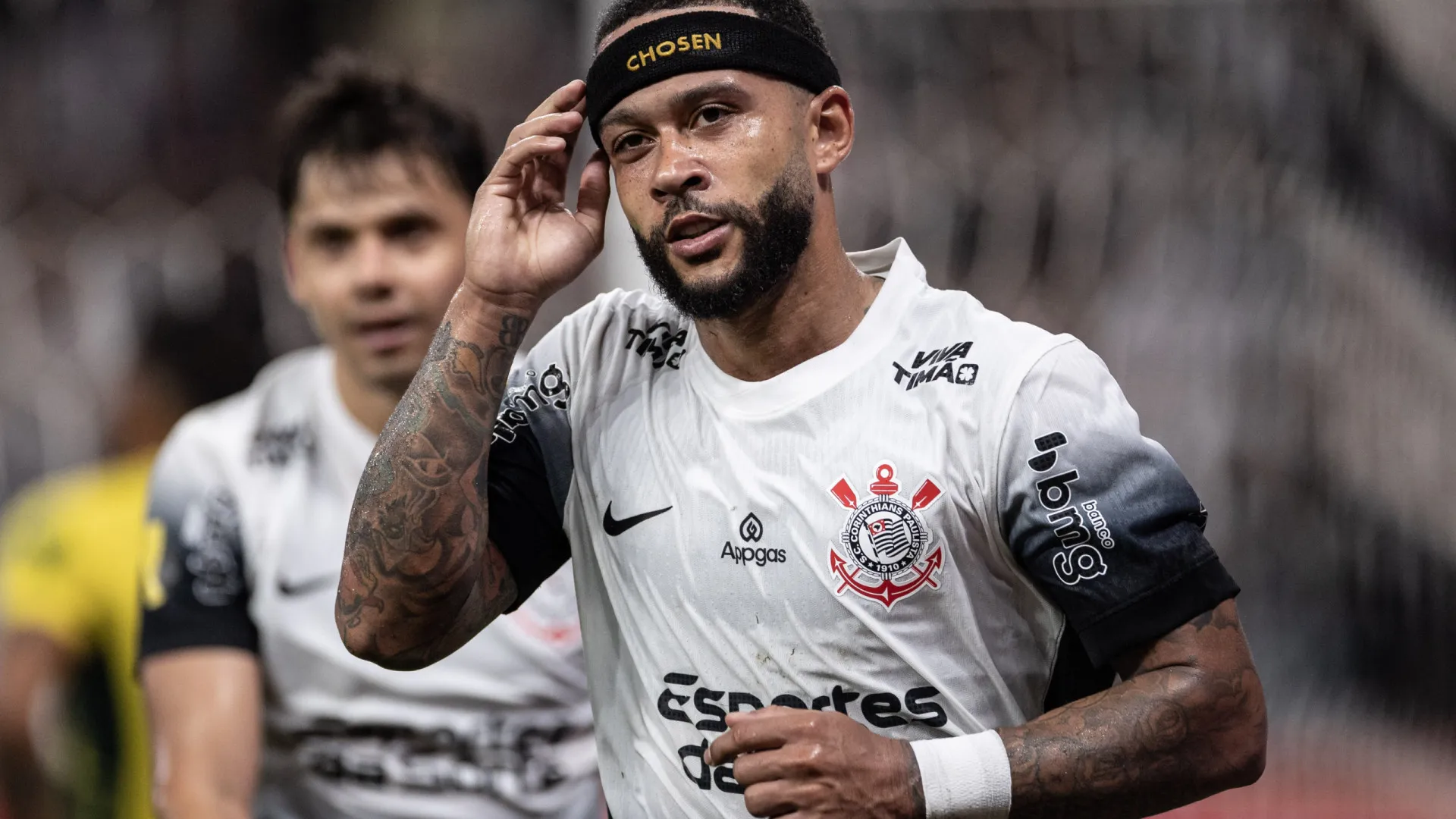 Memphis marca, e Corinthians arranca empate com Botafogo na volta de Yuri