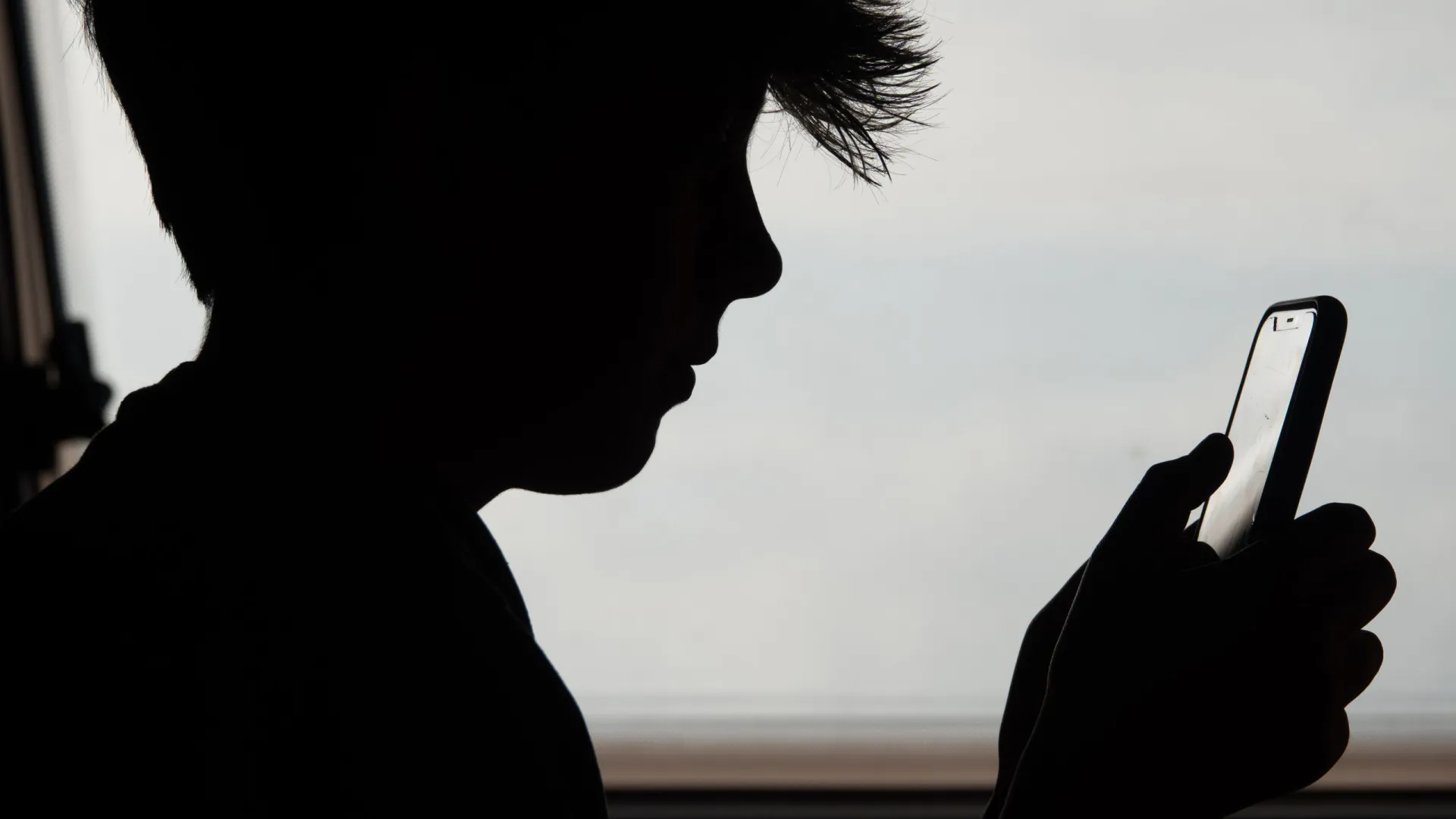 Menino de 12 anos morre após fazer desafio online no Reino Unido