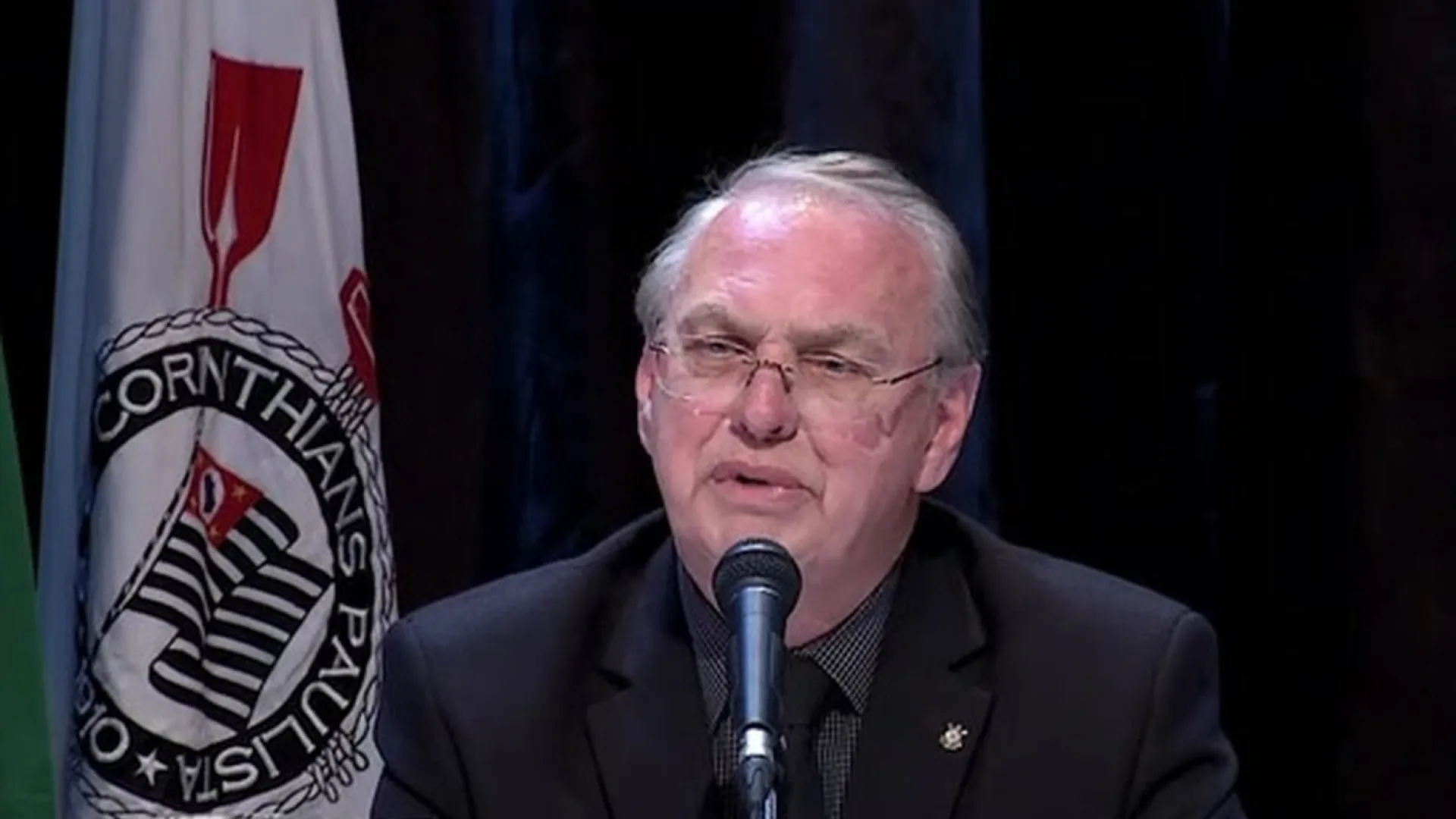 Presidente interino do Corinthians sobe o tom e nega rescisão com Memphis