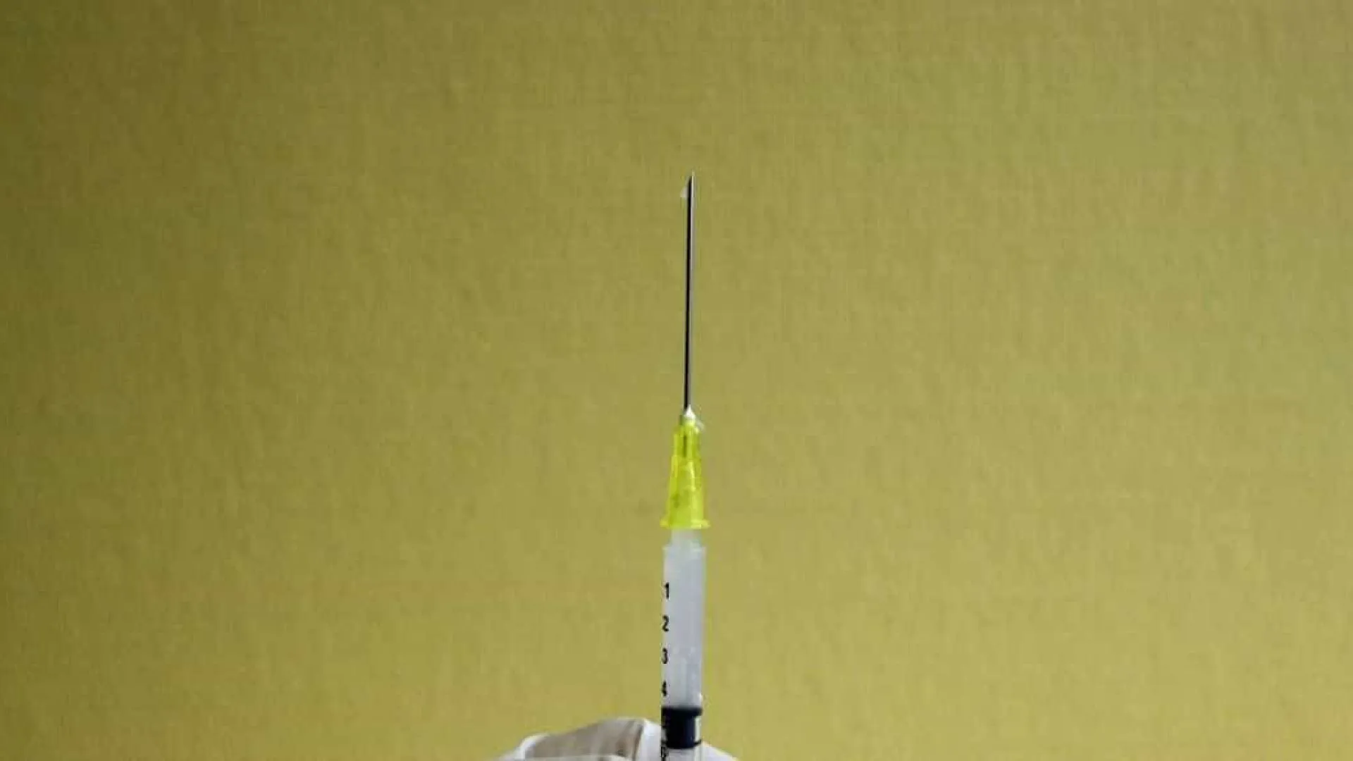 Professor é indiciado por furar dedos de 43 alunos com mesma agulha no ES