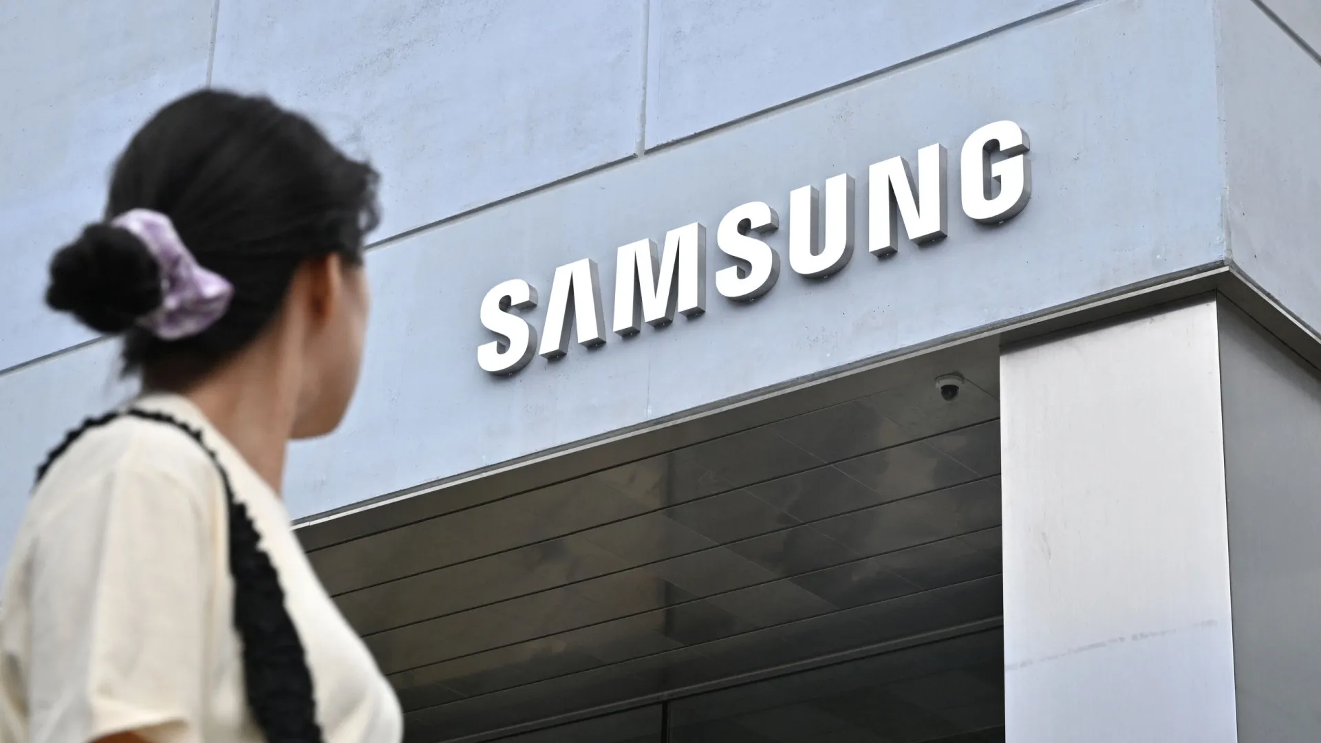 Samsung fecha acordo de US$ 16,5 bilhões para fornecer chips IA a Tesla