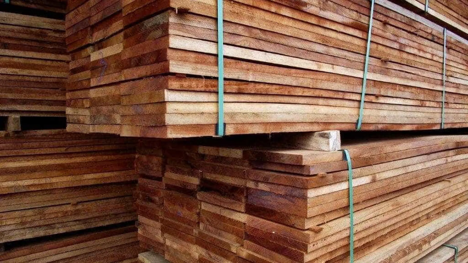 Tarifaço de Trump trava exportação de móveis e madeira do Brasil