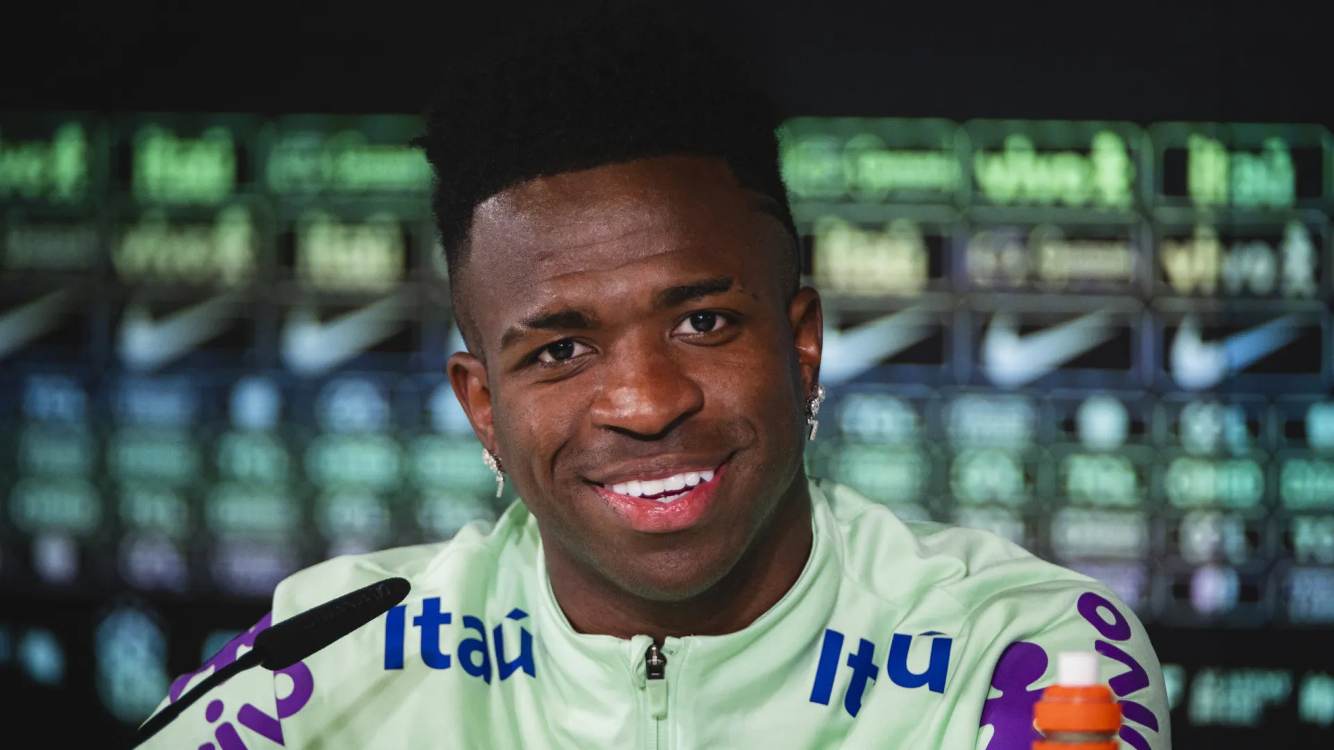 Vini Jr completa 25 anos em má fase e com renovação emperrada