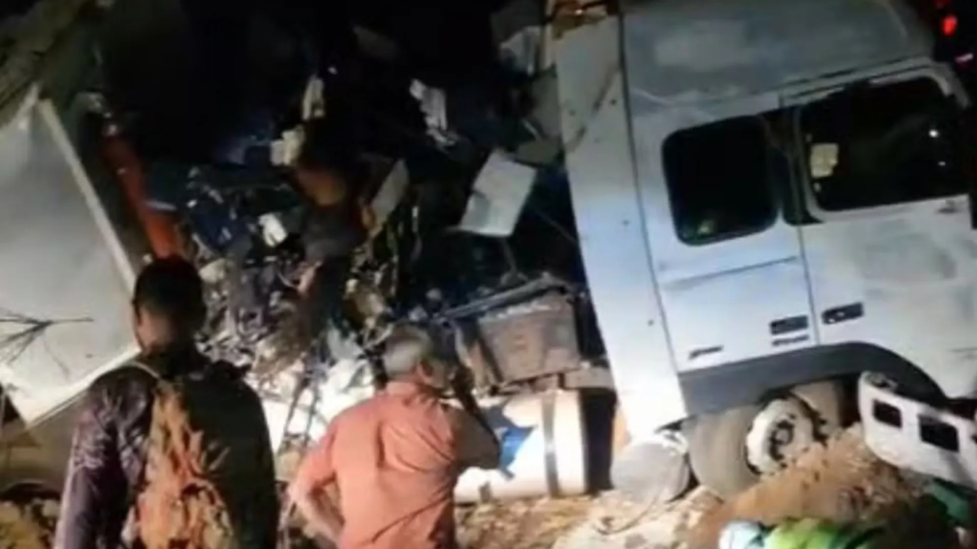 Acidente entre ônibus e carreta deixa 11 mortos e mais de 40 feridos no MT