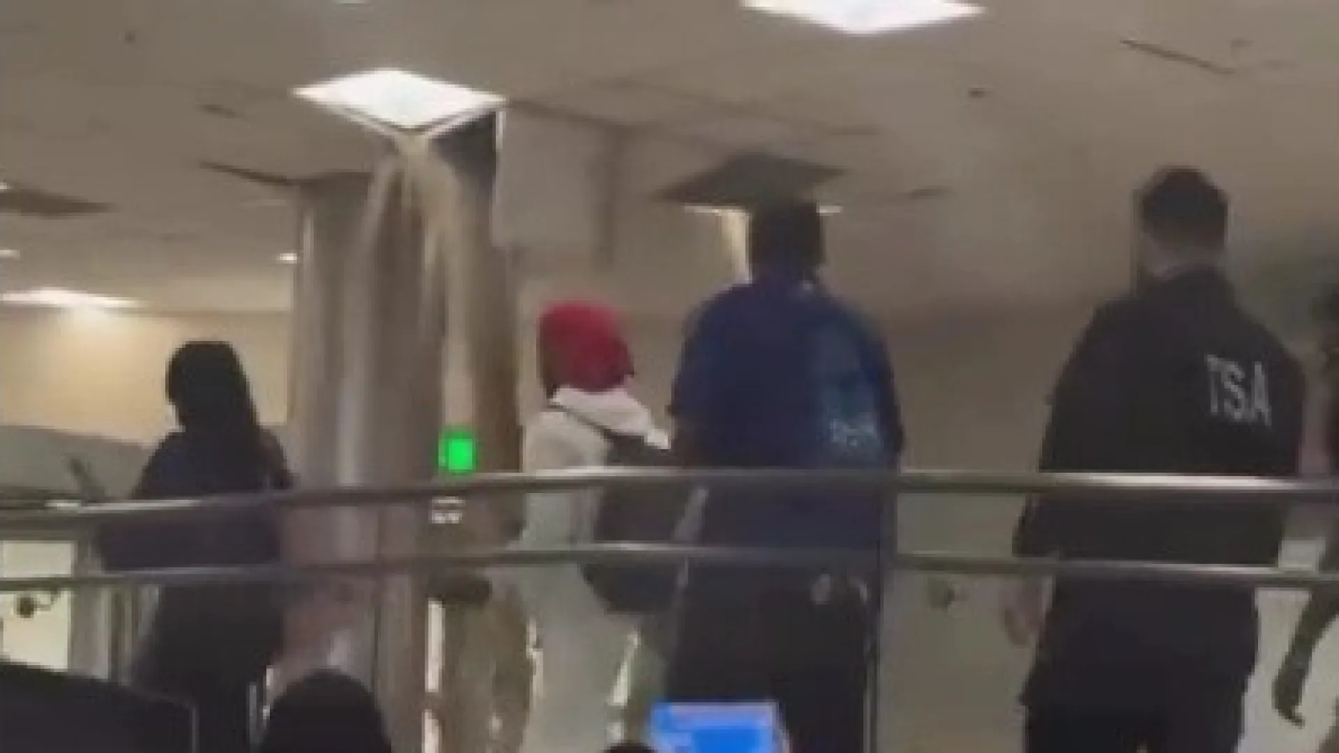 Água de esgoto faz teto de aeroporto desabar nos EUA; assista!