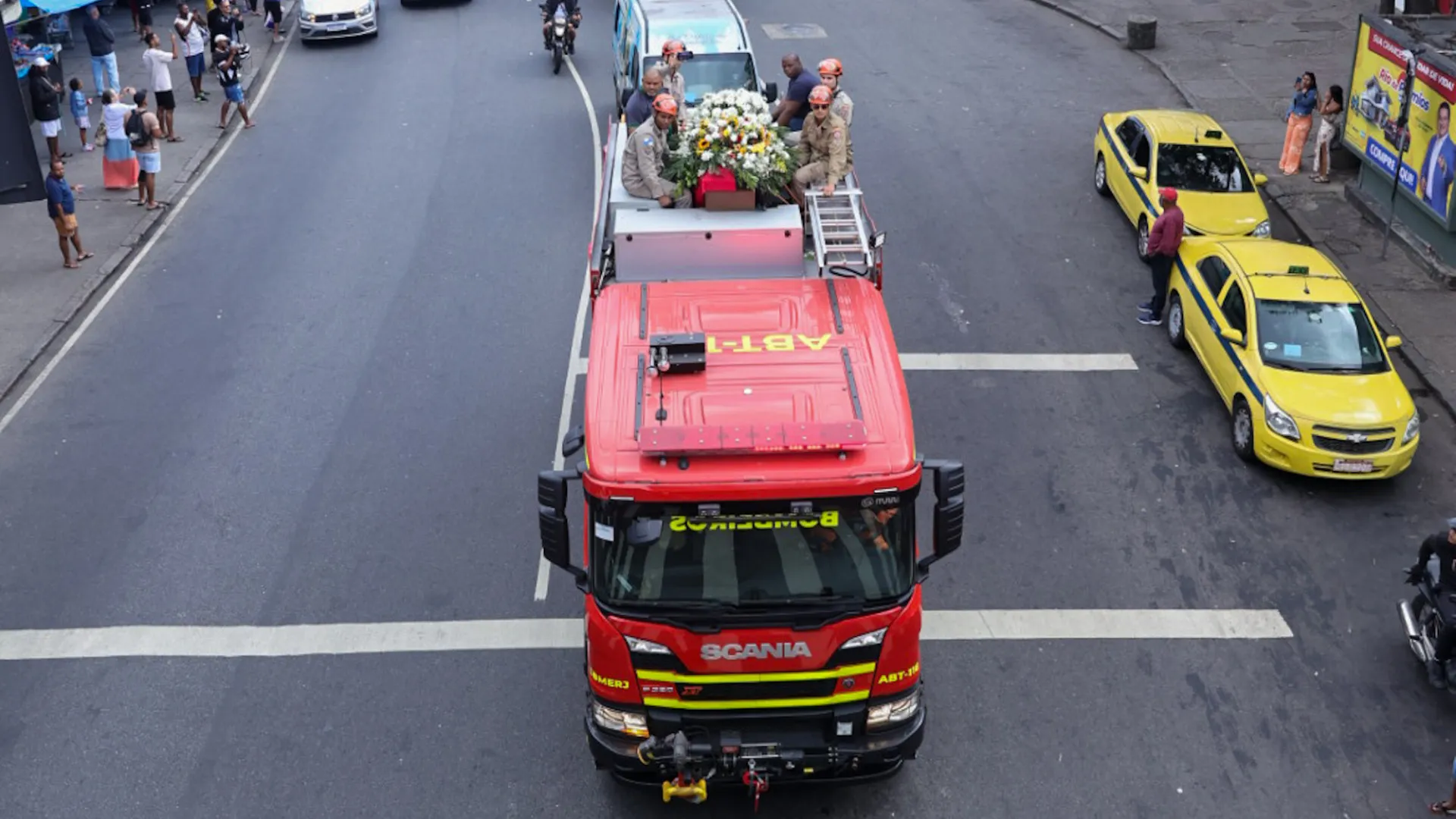 Após 16 horas de velório, corpo de Arlindo Cruz sai em cortejo